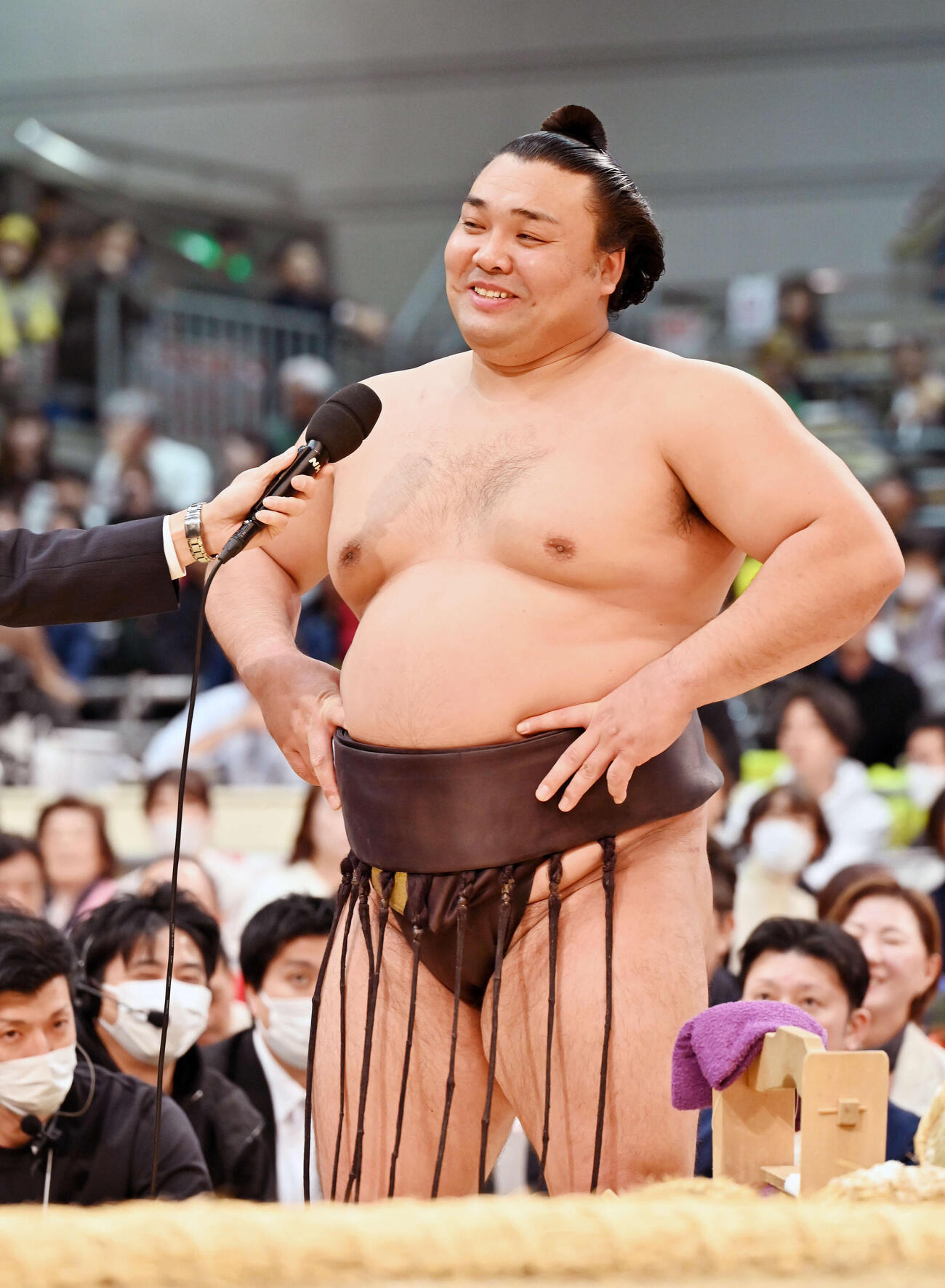 優勝者インタビューで笑顔を見せる霧島
