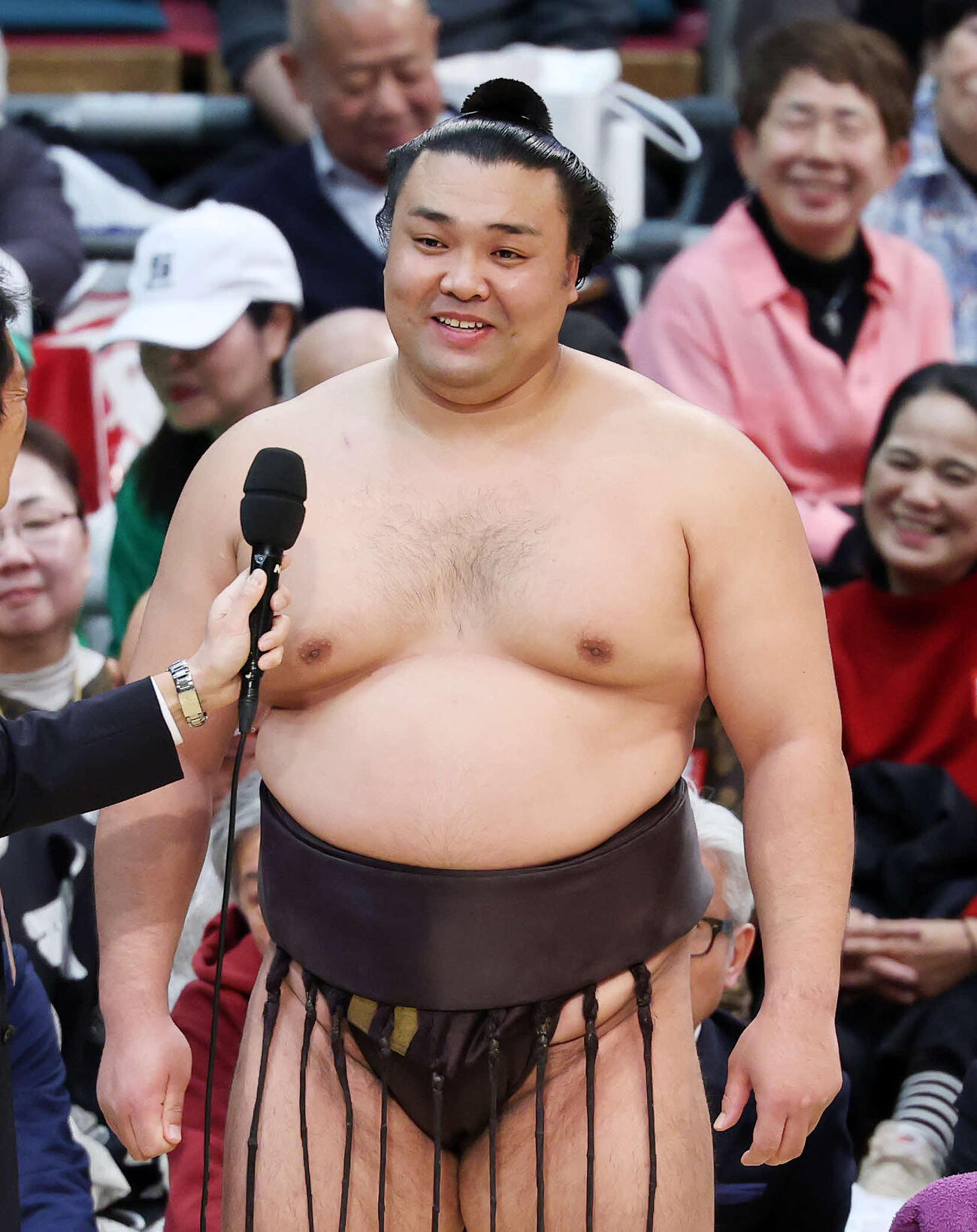 優勝者インタビューで笑顔を見せる霧島（撮影・鈴木正人）　