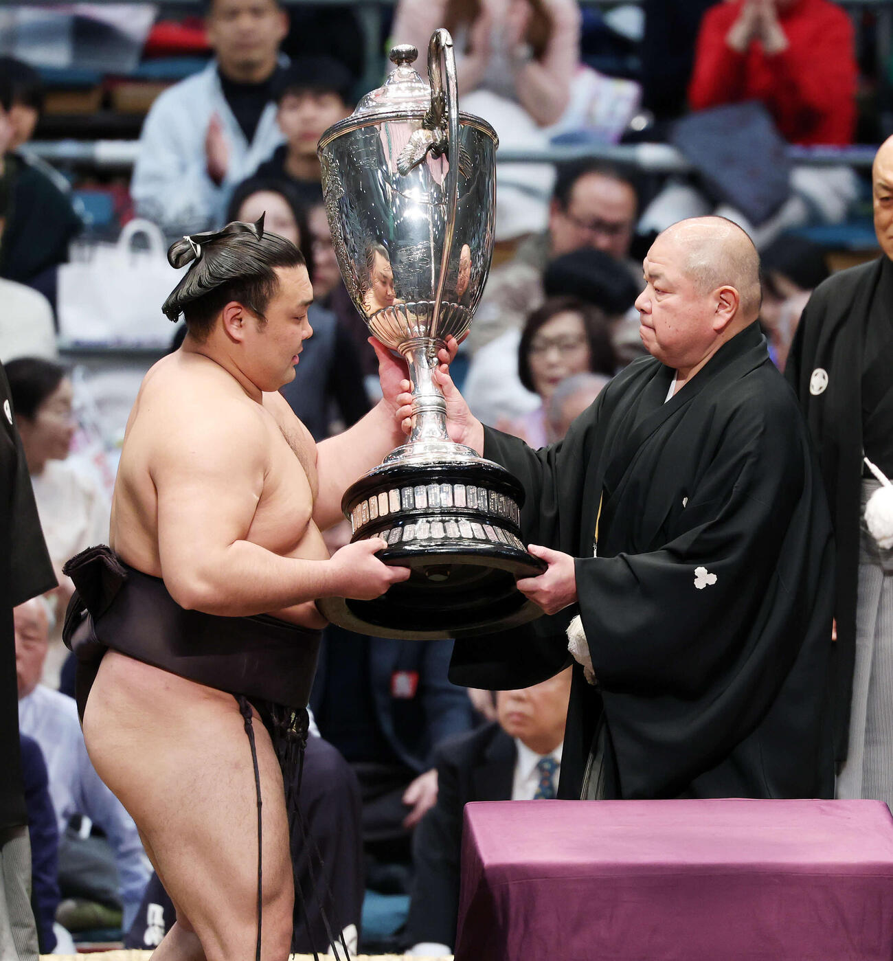 八角理事長（右）から優勝賜杯を受け取る霧島（撮影・鈴木正人）　