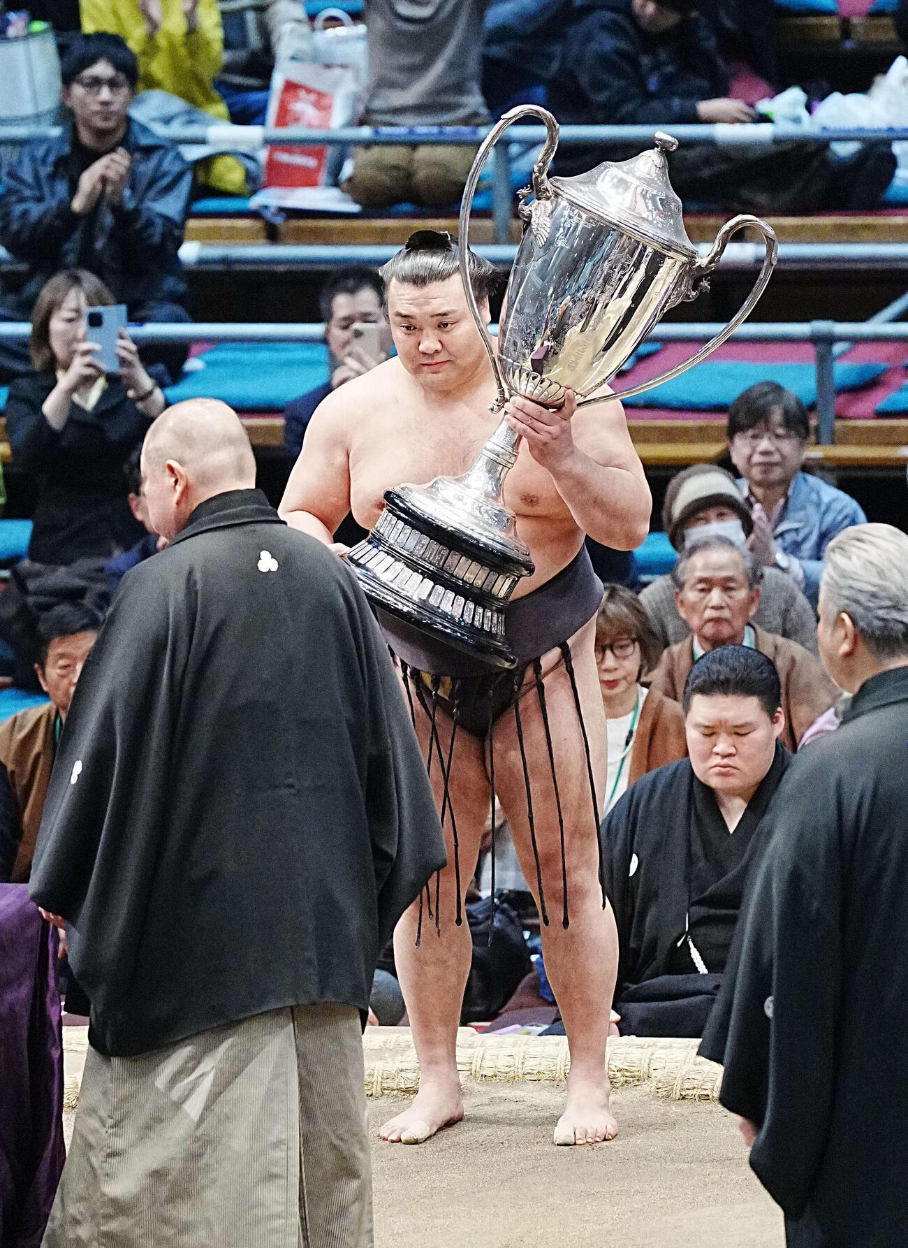 幕内優勝を果たし賜杯の贈呈を受ける霧島（撮影・小沢裕）