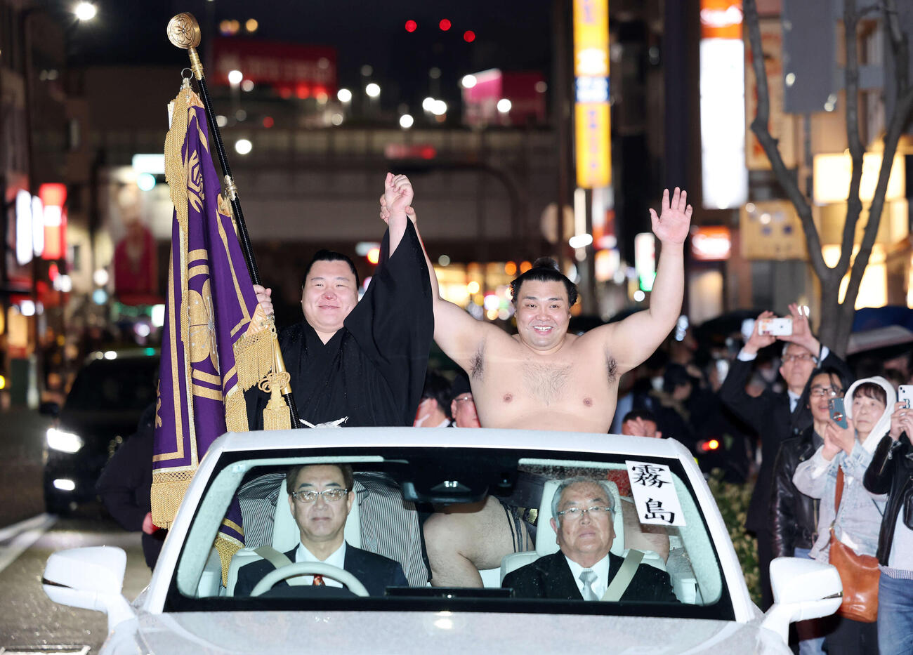 優勝パレードに出発する霧島（右）（撮影・鈴木正人）　