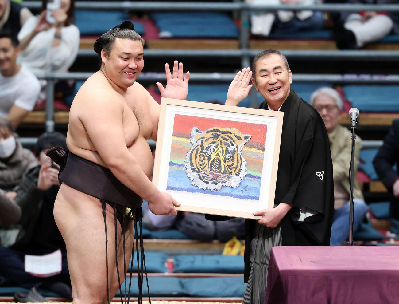 表彰式で「いらっしゃ～い」のポーズをする霧島（左）と桂文枝（撮影・鈴木正人）　