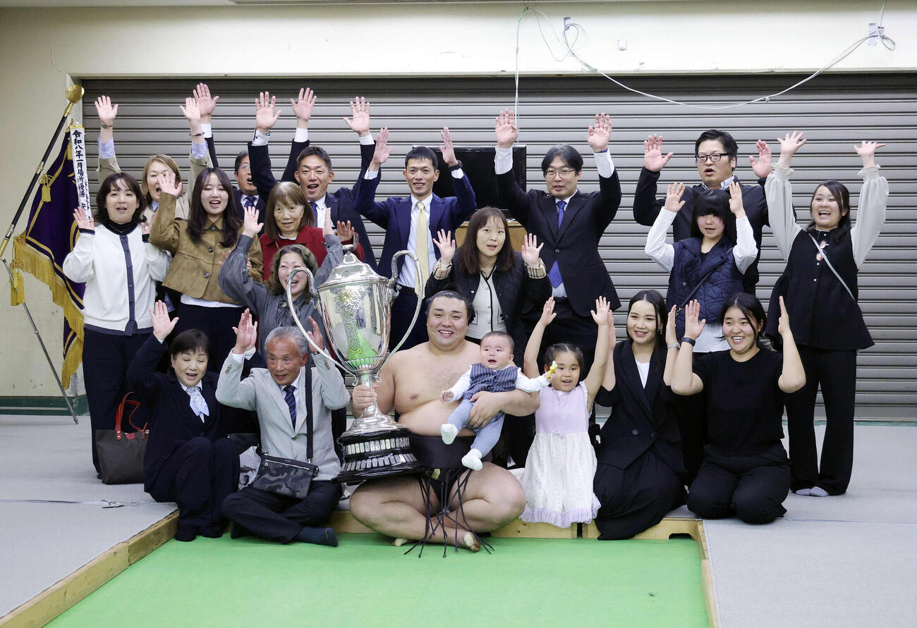 優勝賜杯を手に笑顔を見せる霧島、長男トゥグドゥルくん、長女アヤゴーちゃん、ホラン夫人