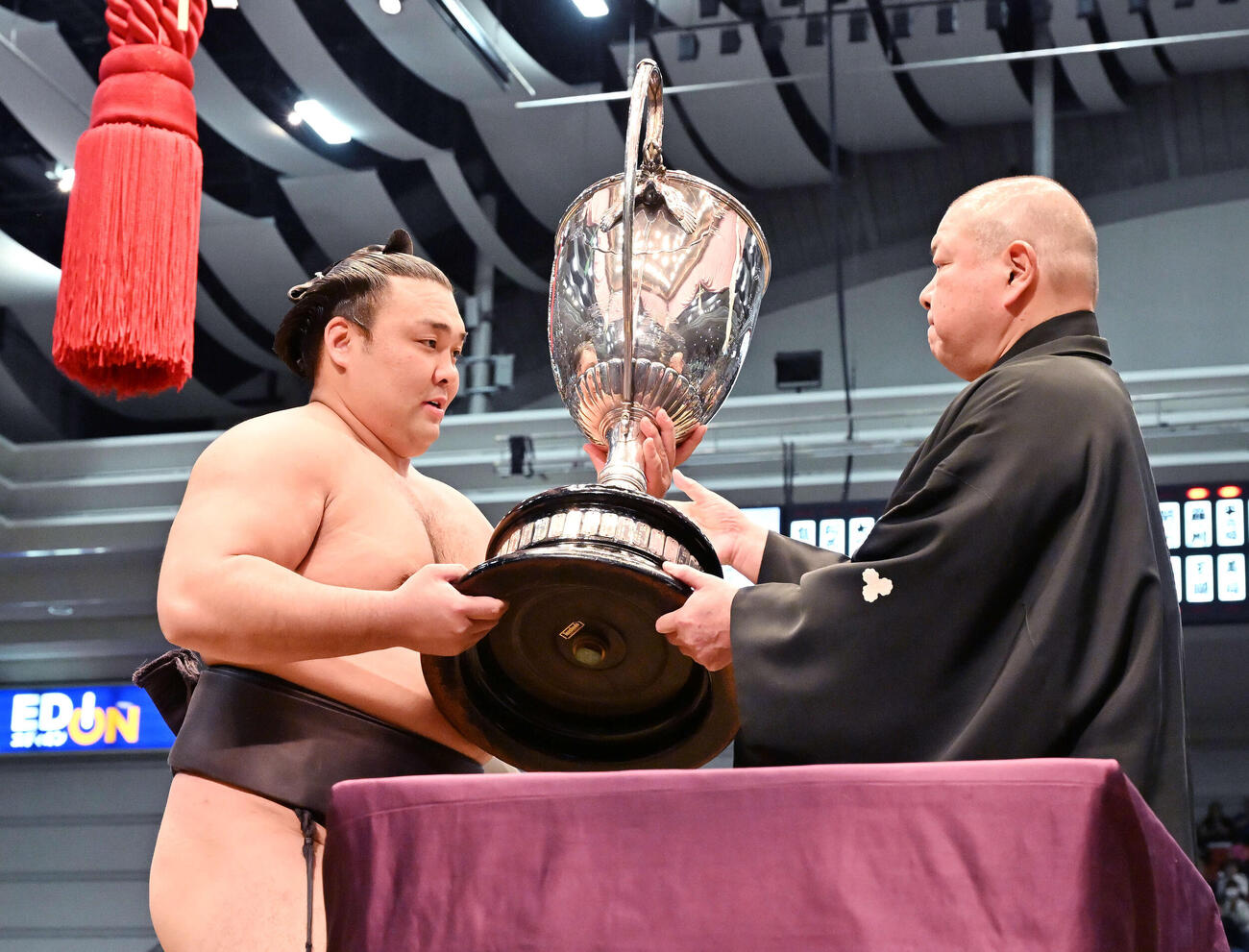 八角理事長（右）から優勝賜杯を受け取る霧島