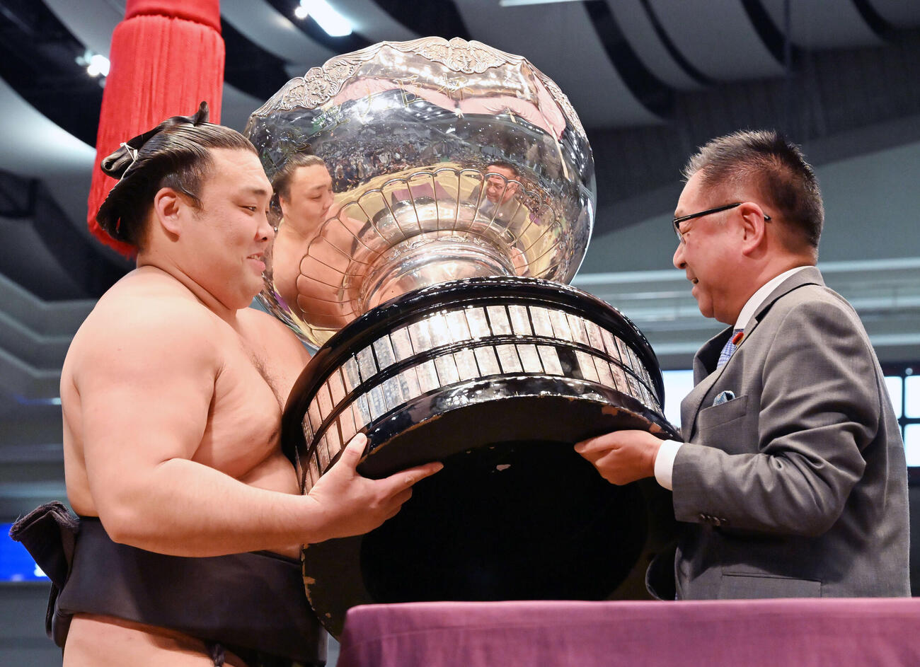 八角理事長（右）から優勝賜杯を受け取る霧島