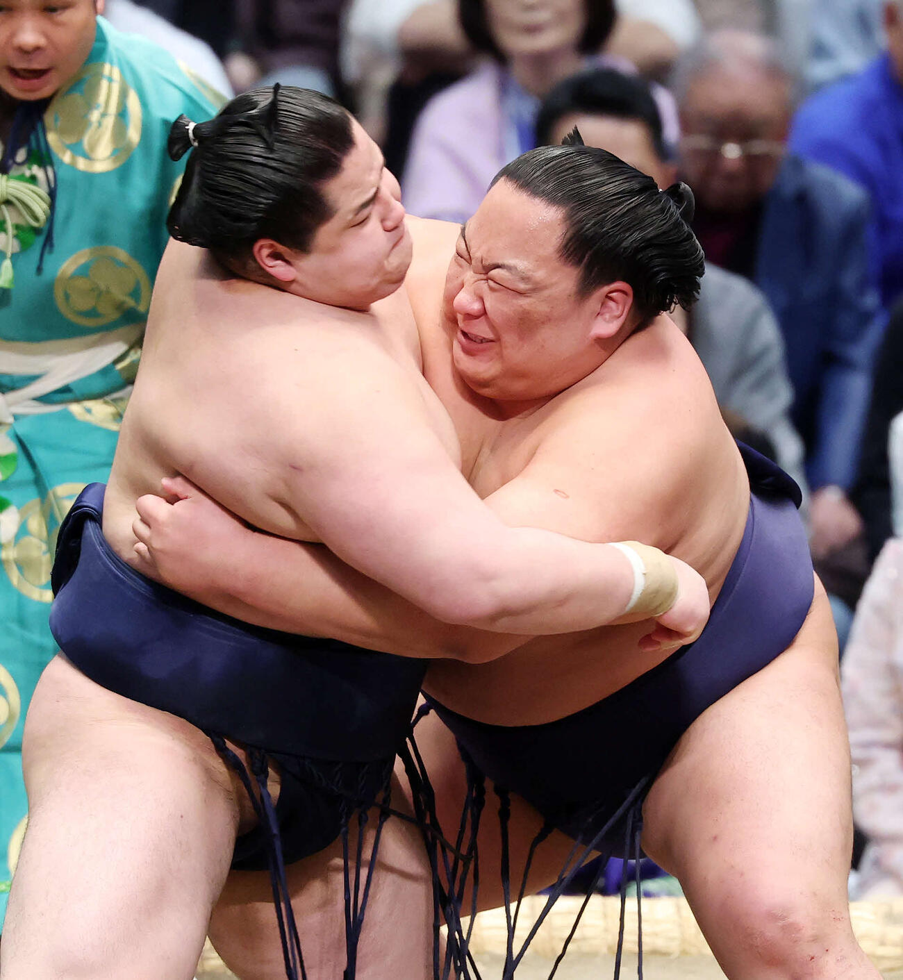 十両優勝決定戦で若ノ勝（左）を攻める出羽ノ龍（撮影・鈴木正人）　