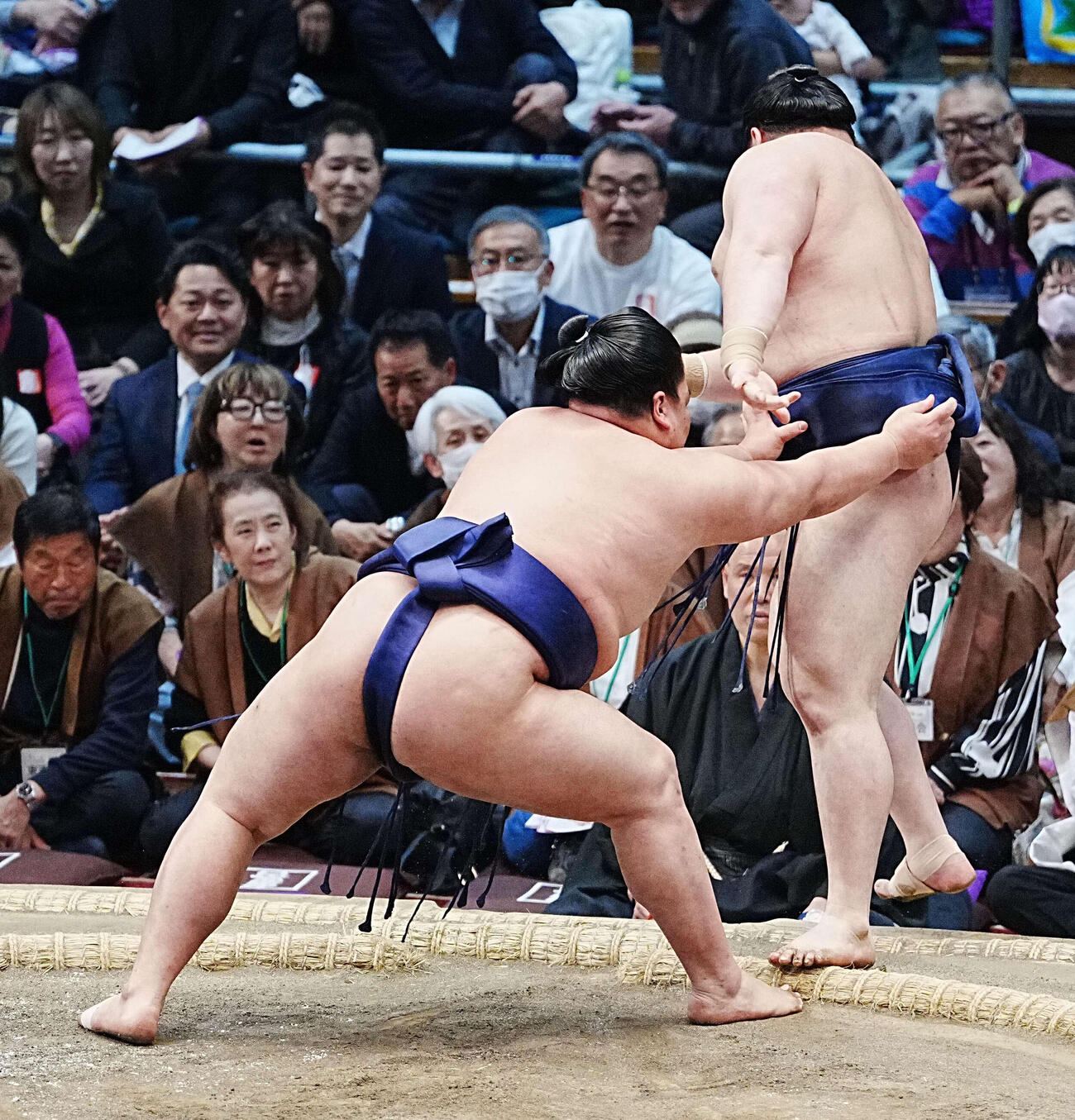 出羽ノ龍（左）は若ノ勝を寄り切りで破り十両優勝を決める（撮影・小沢裕）