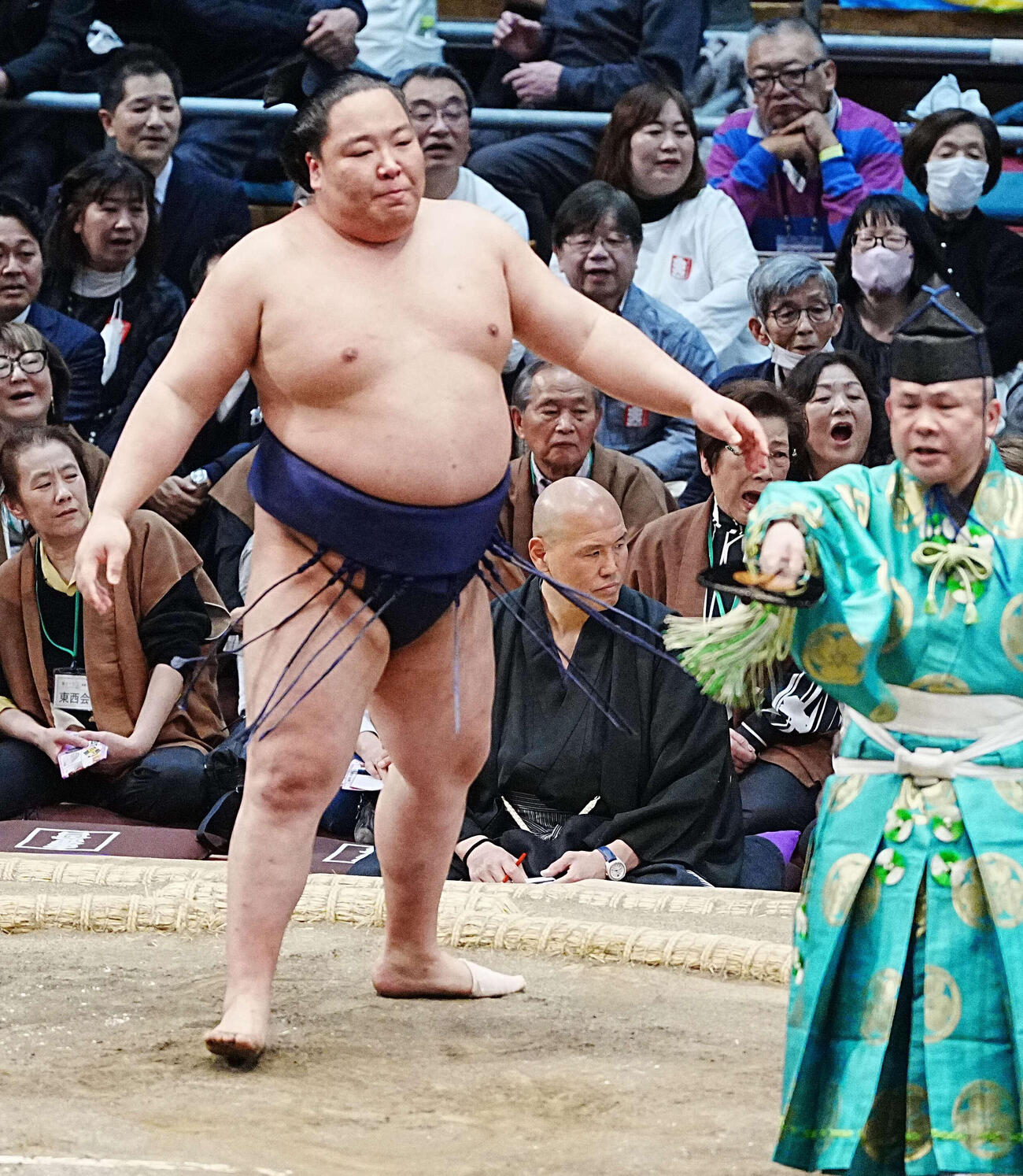 出羽ノ龍は若ノ勝を寄り切りで破り十両優勝を決める（撮影・小沢裕）