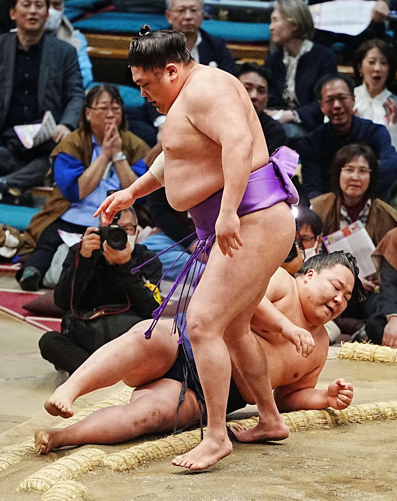 出羽ノ龍は尊富士（手前）に小手投げで敗れる（撮影・小沢裕）