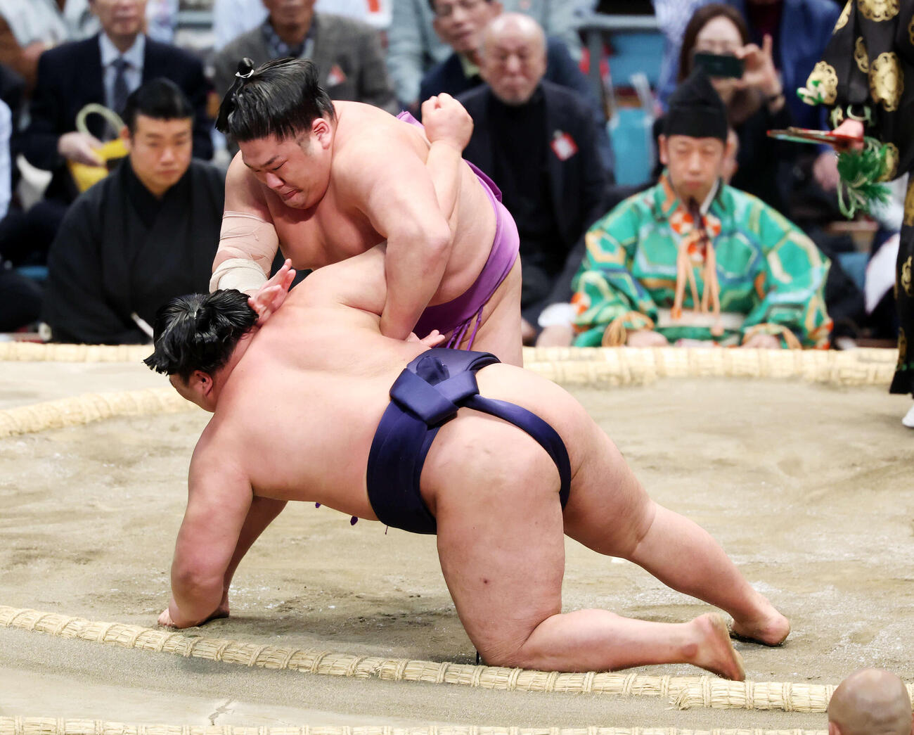 尊富士（後方）に小手投げで敗れる出羽ノ龍（撮影・鈴木正人）　