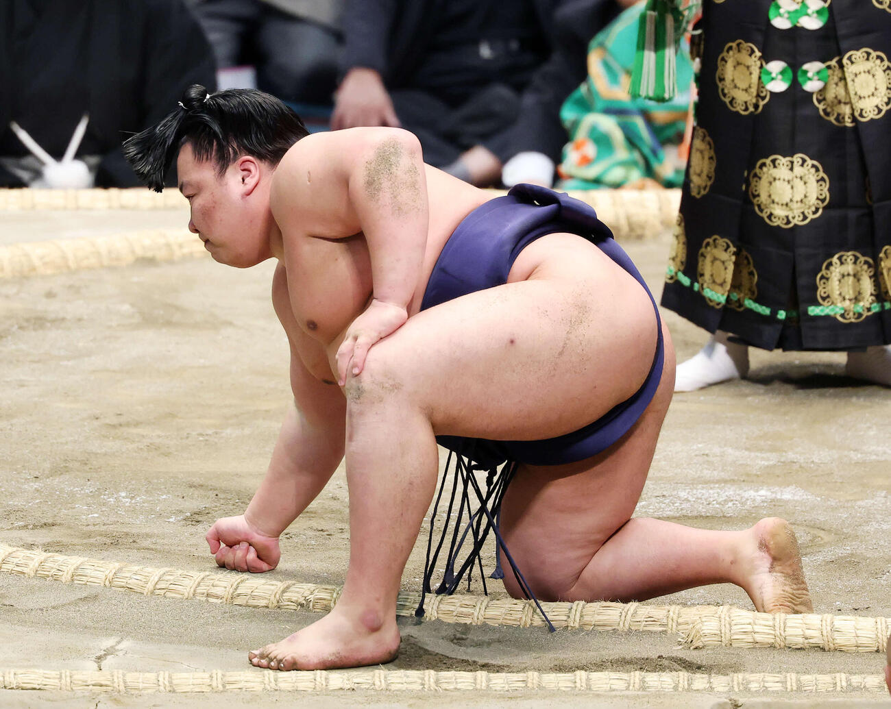 尊富士に小手投げで敗れた出羽ノ龍（撮影・鈴木正人）　
