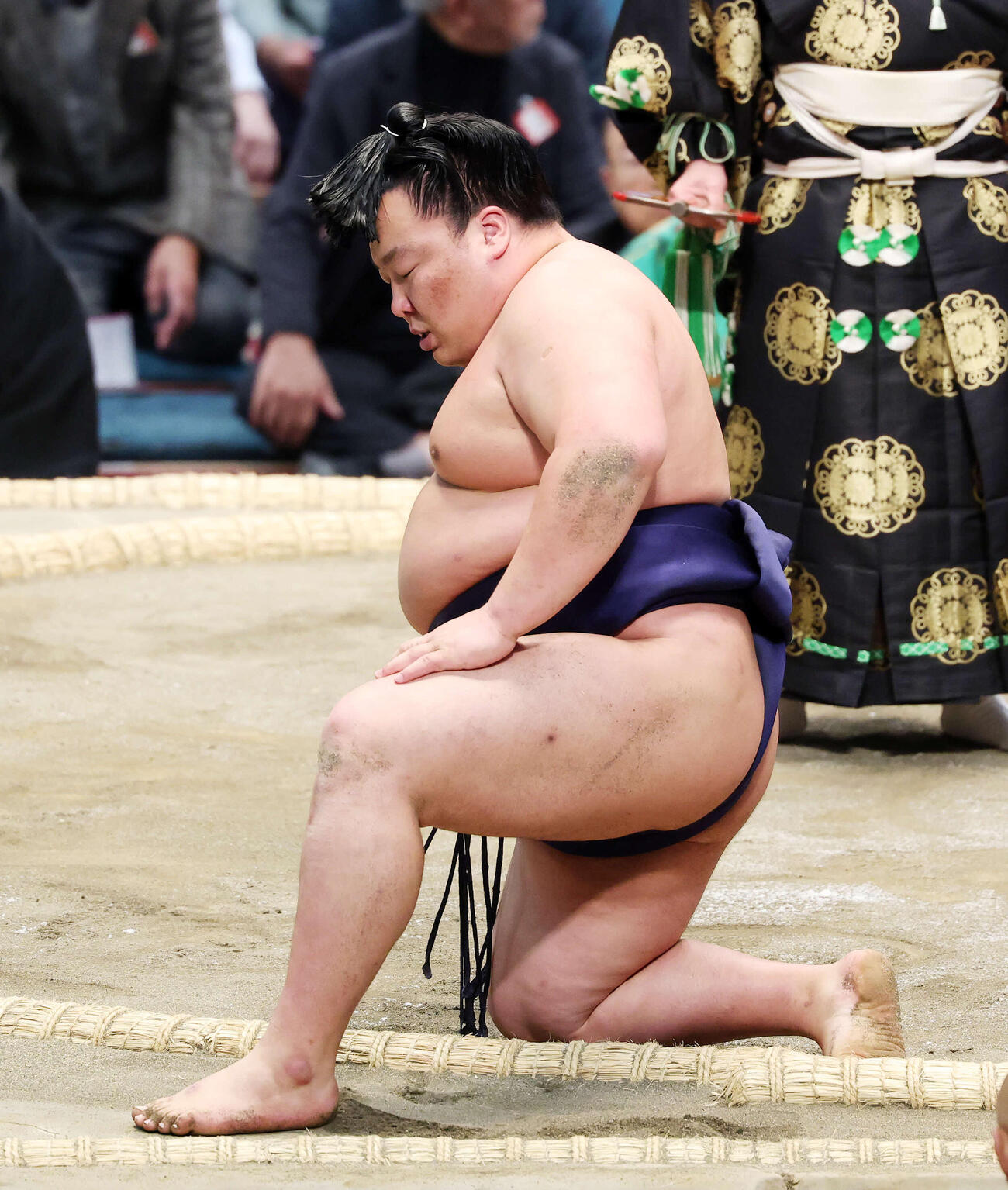 尊富士に小手投げで敗れた出羽ノ龍（撮影・鈴木正人）　
