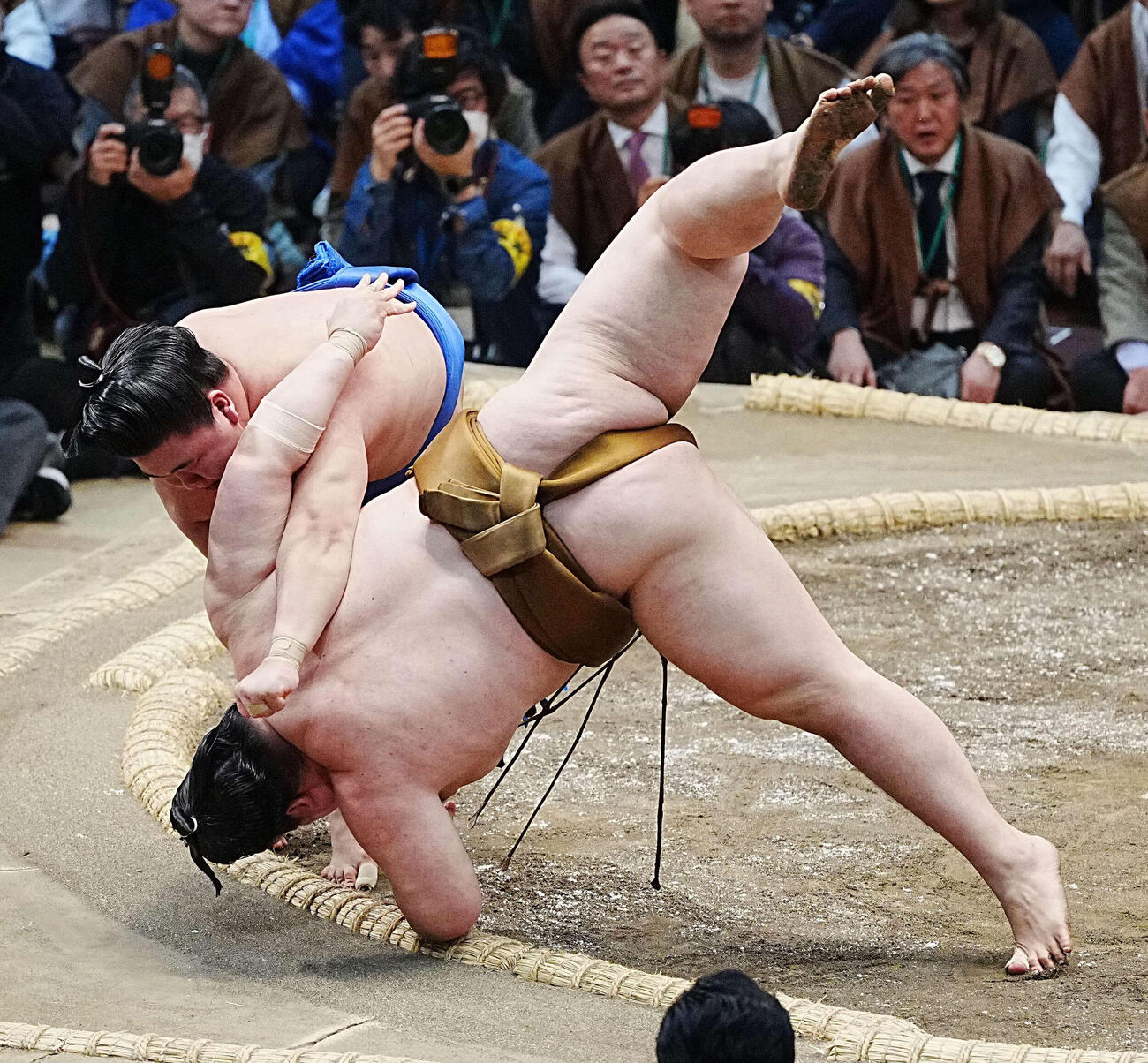 藤ノ川は王鵬（右）をすくい投げで下す（撮影・小沢裕）