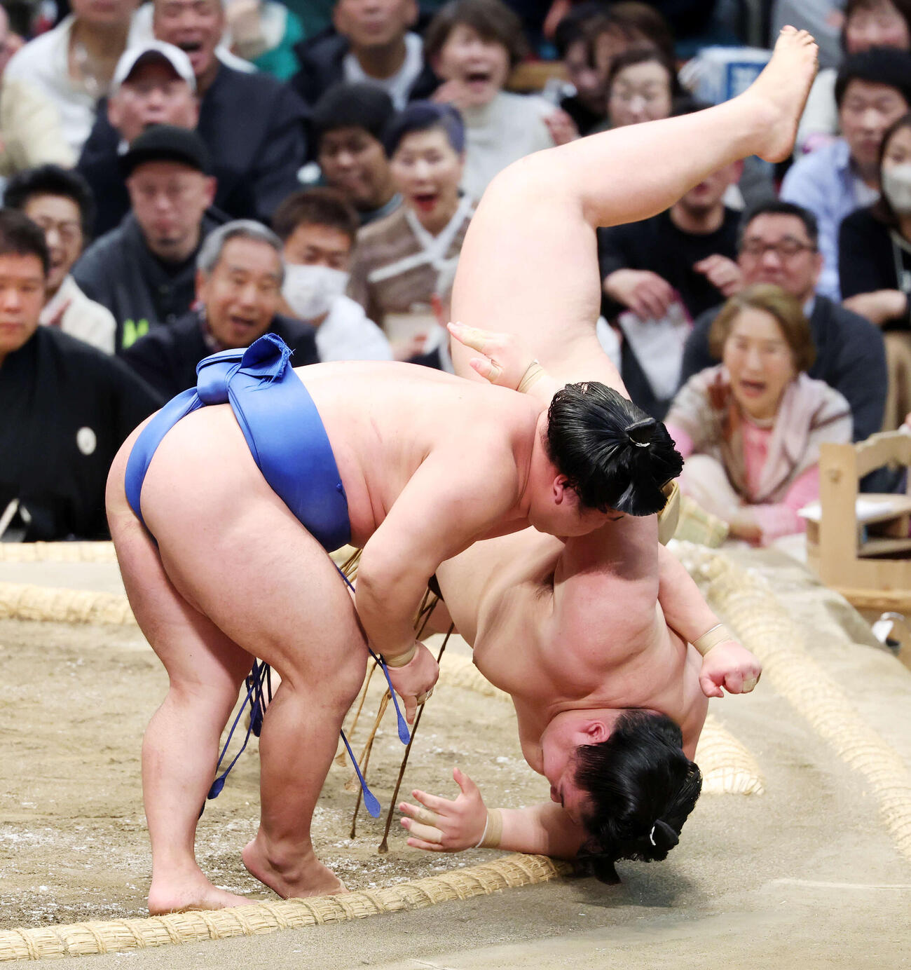 王鵬（右）をすくい投げで破る藤ノ川（撮影・鈴木正人）　