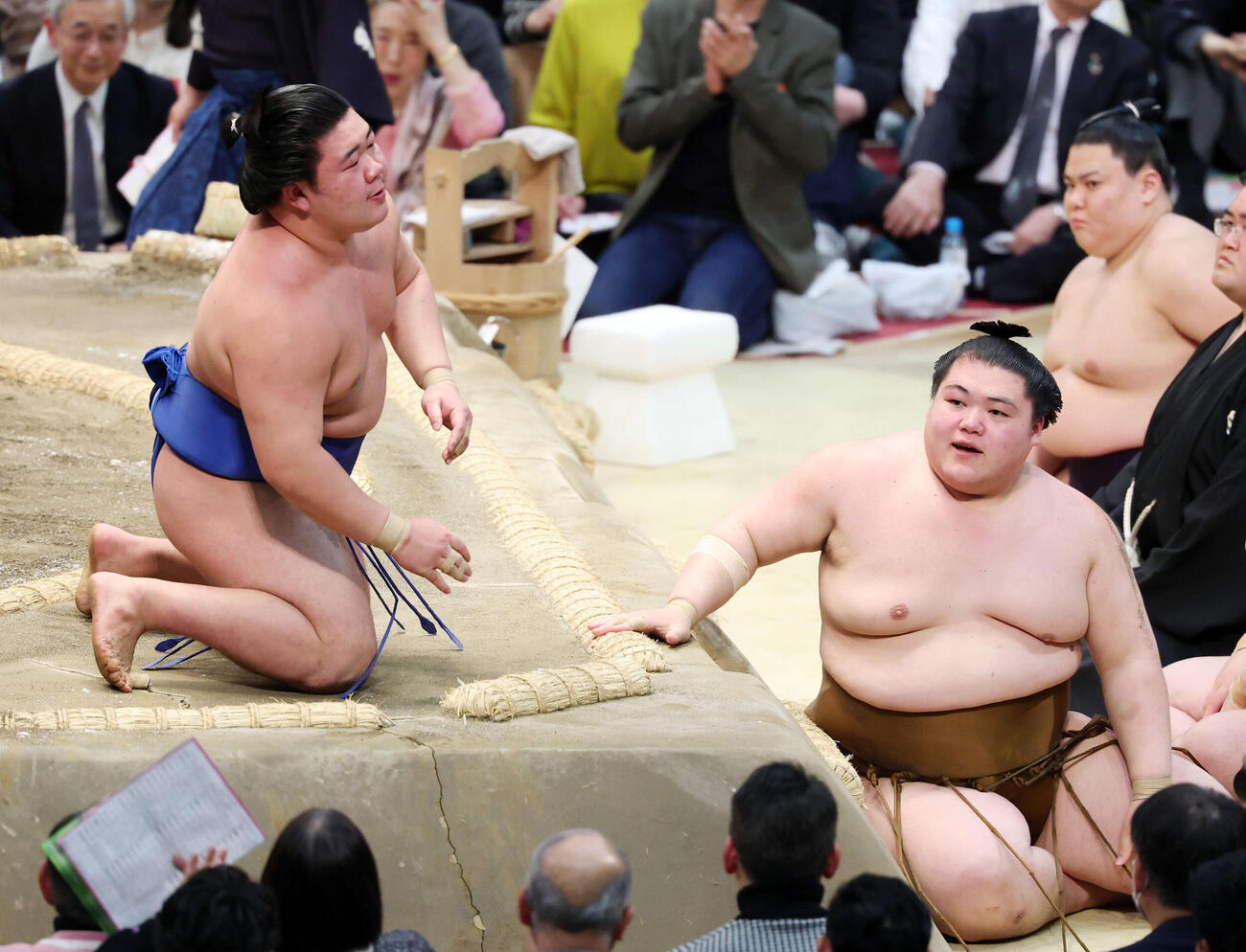 王鵬（右）をすくい投げで破った藤ノ川（撮影・鈴木正人）　