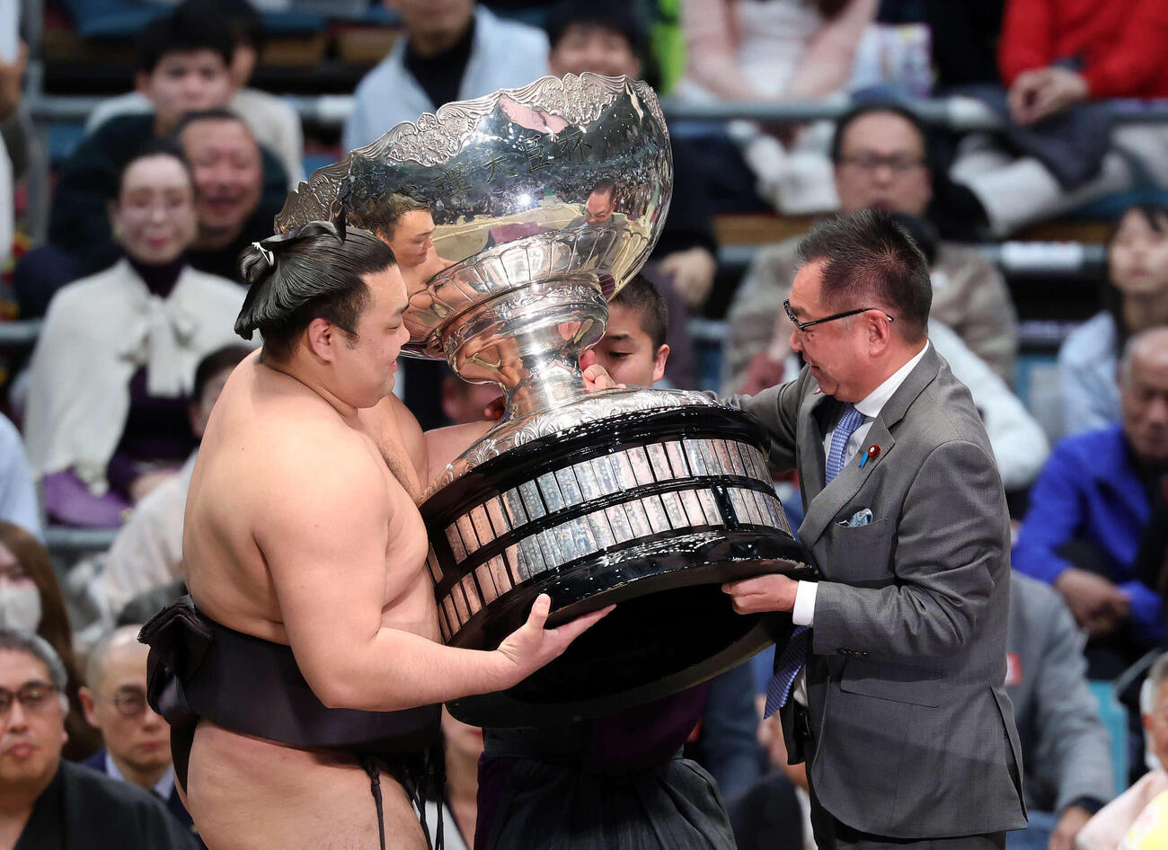 内閣総理大臣杯を受け取る霧島（撮影・鈴木正人）　