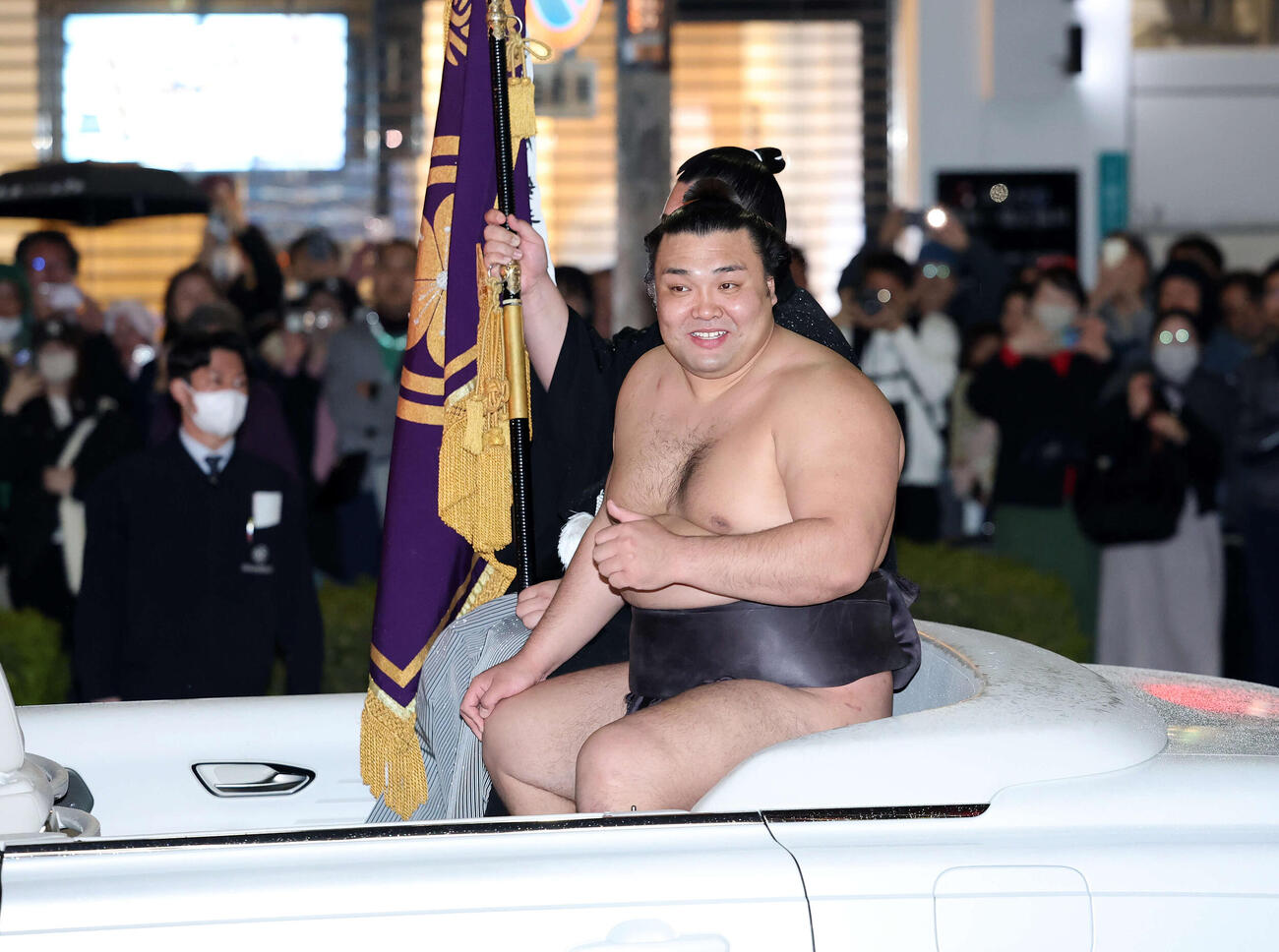 まわし姿でオープンカーに乗り込む霧島（撮影・鈴木正人）　