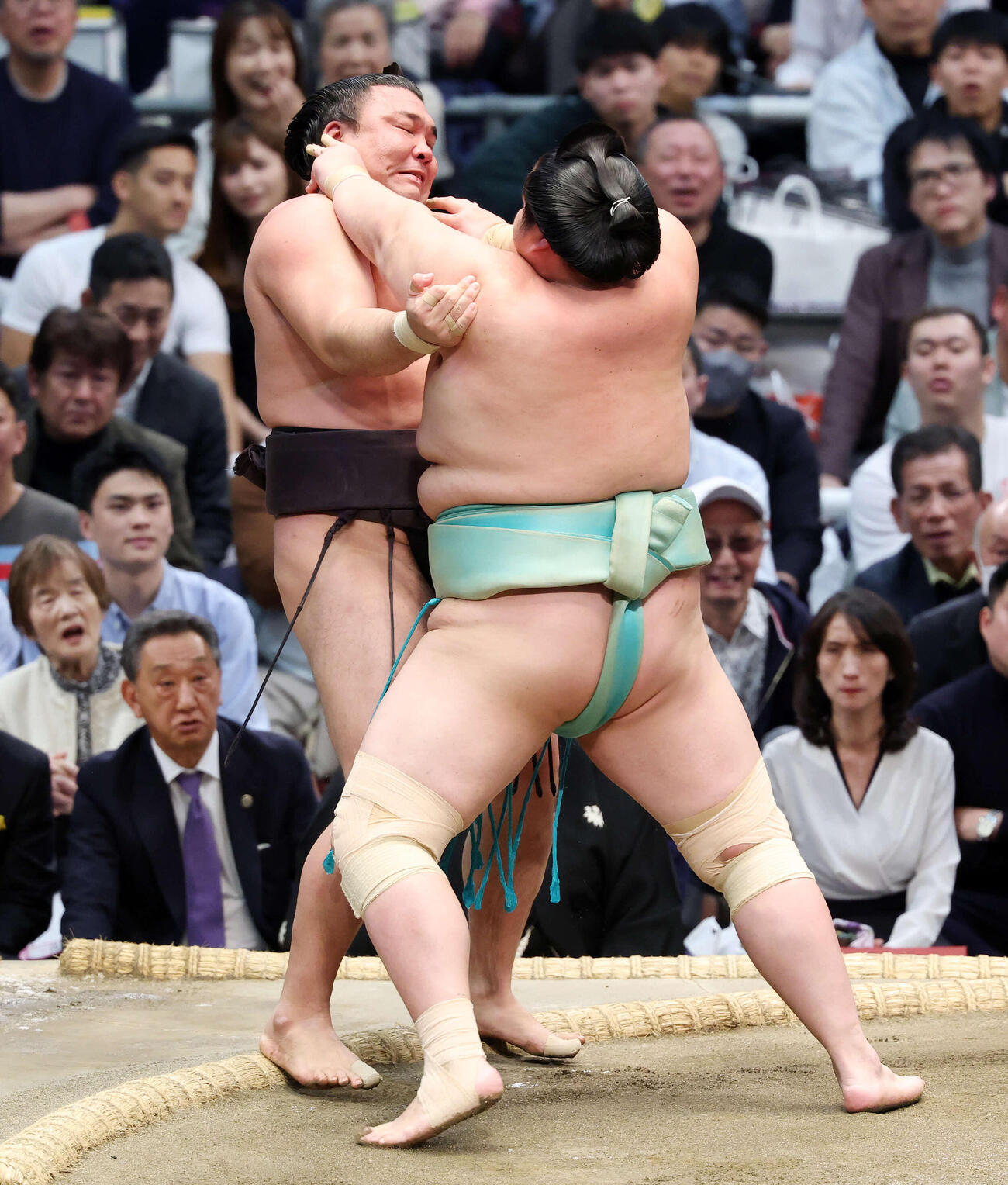 琴桜（右）に押し出しで敗れる霧島（撮影・鈴木正人）　