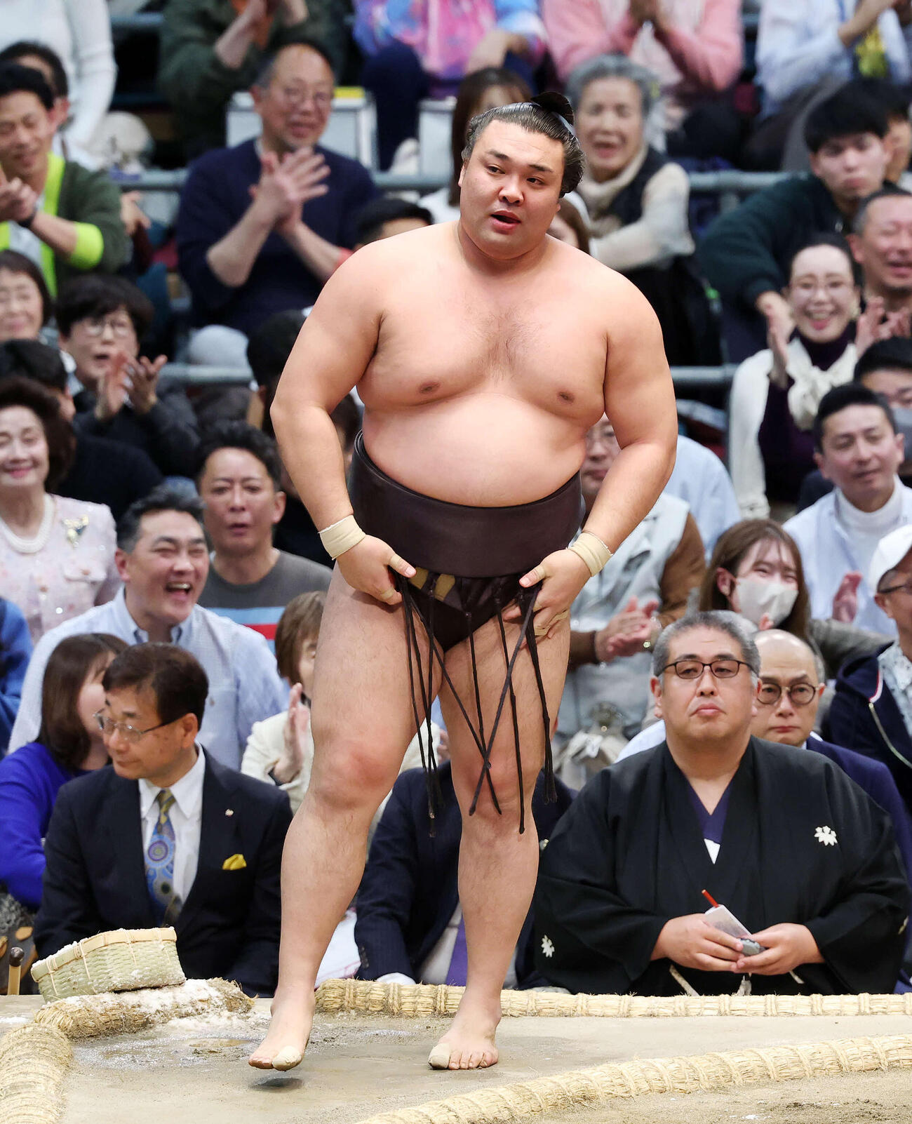 琴桜（右）に押し出しで敗れた霧島（撮影・鈴木正人）　