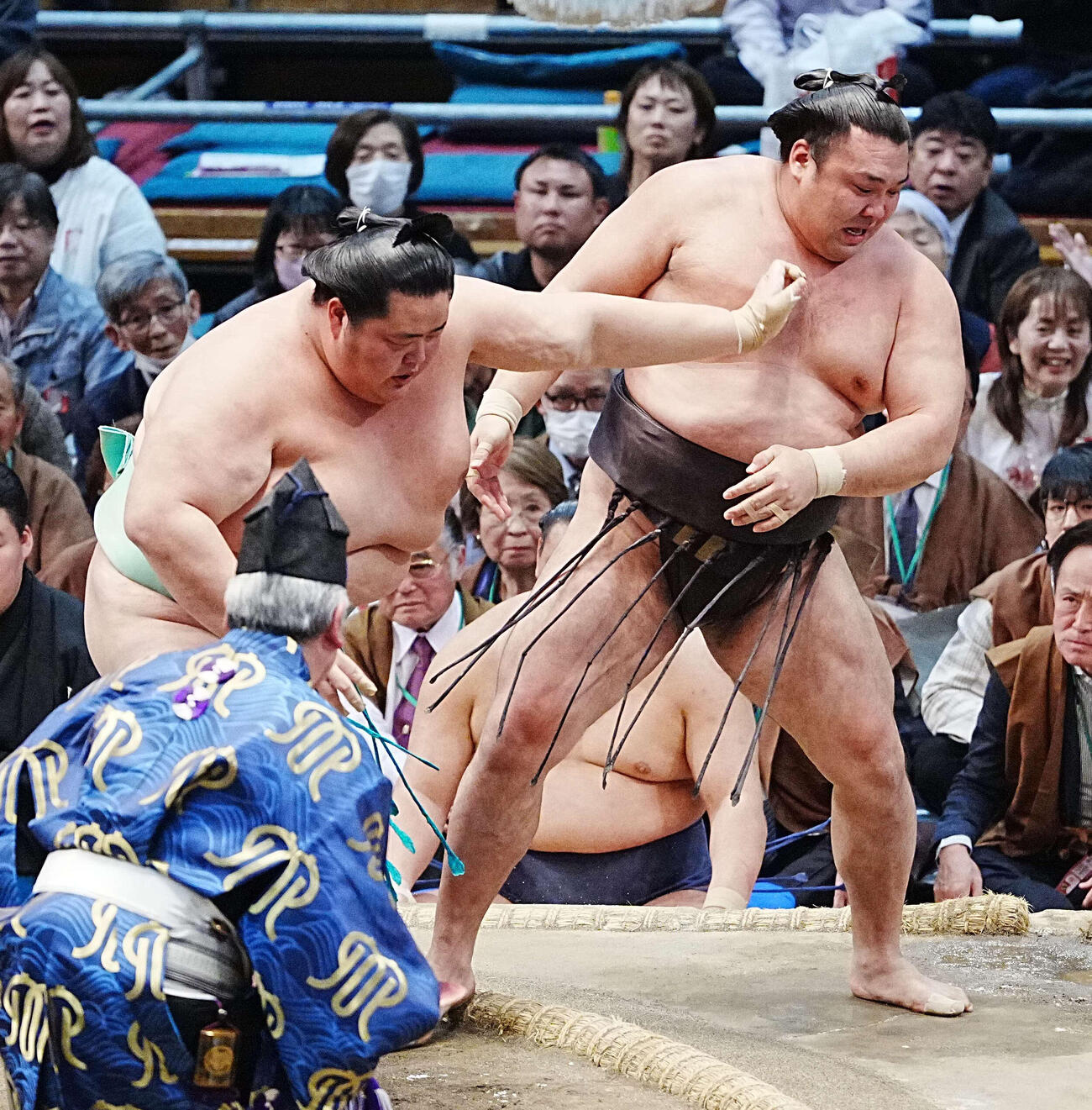 霧島（右）は琴桜に押し出しで敗れる（撮影・小沢裕）