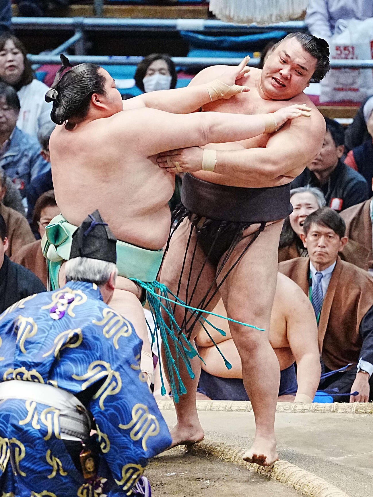 霧島（右）は琴桜に押し出しで敗れる（撮影・小沢裕）