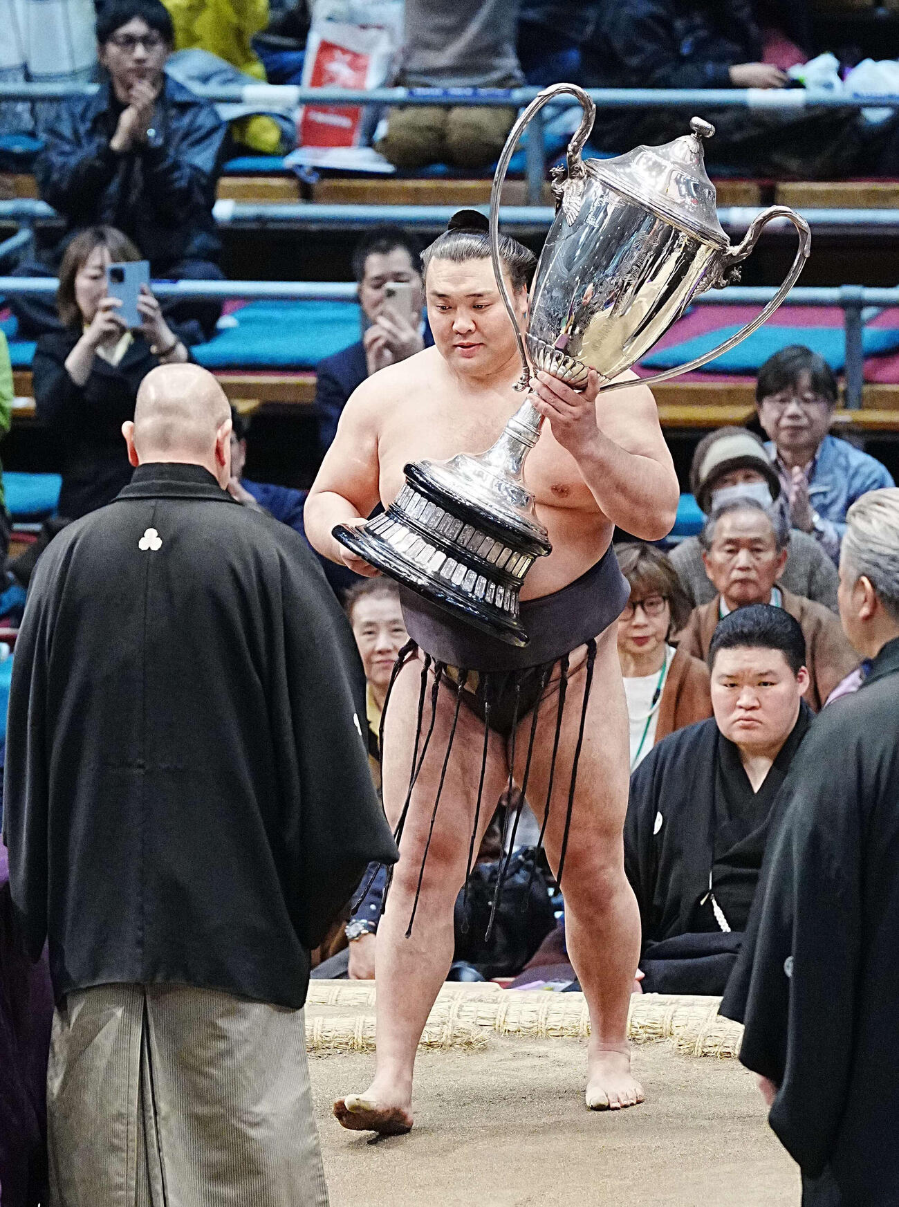 幕内優勝を果たし賜杯の贈呈を受ける霧島（撮影・小沢裕）