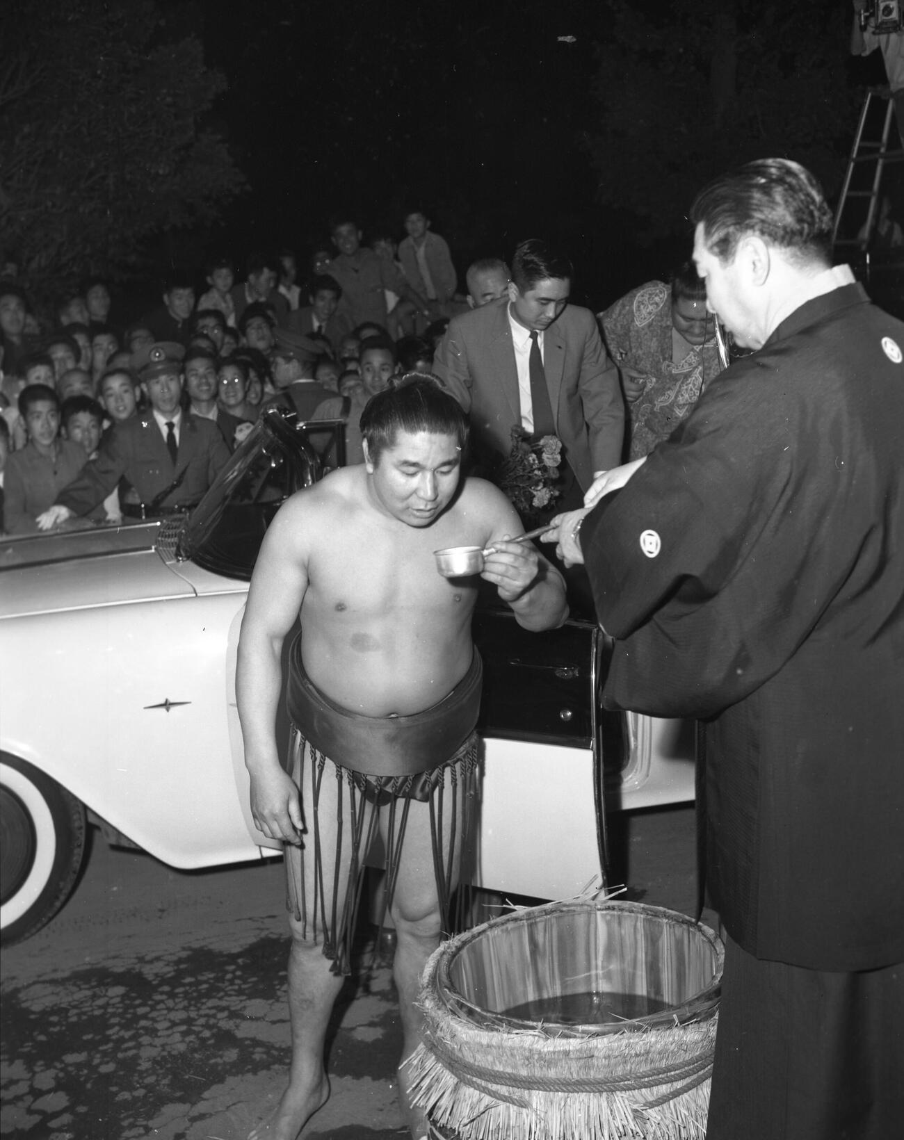 まわし姿でパレードを終え、部屋の前で花籠親方（右）の祝福を受ける横綱若乃花（59年5月17日撮影）