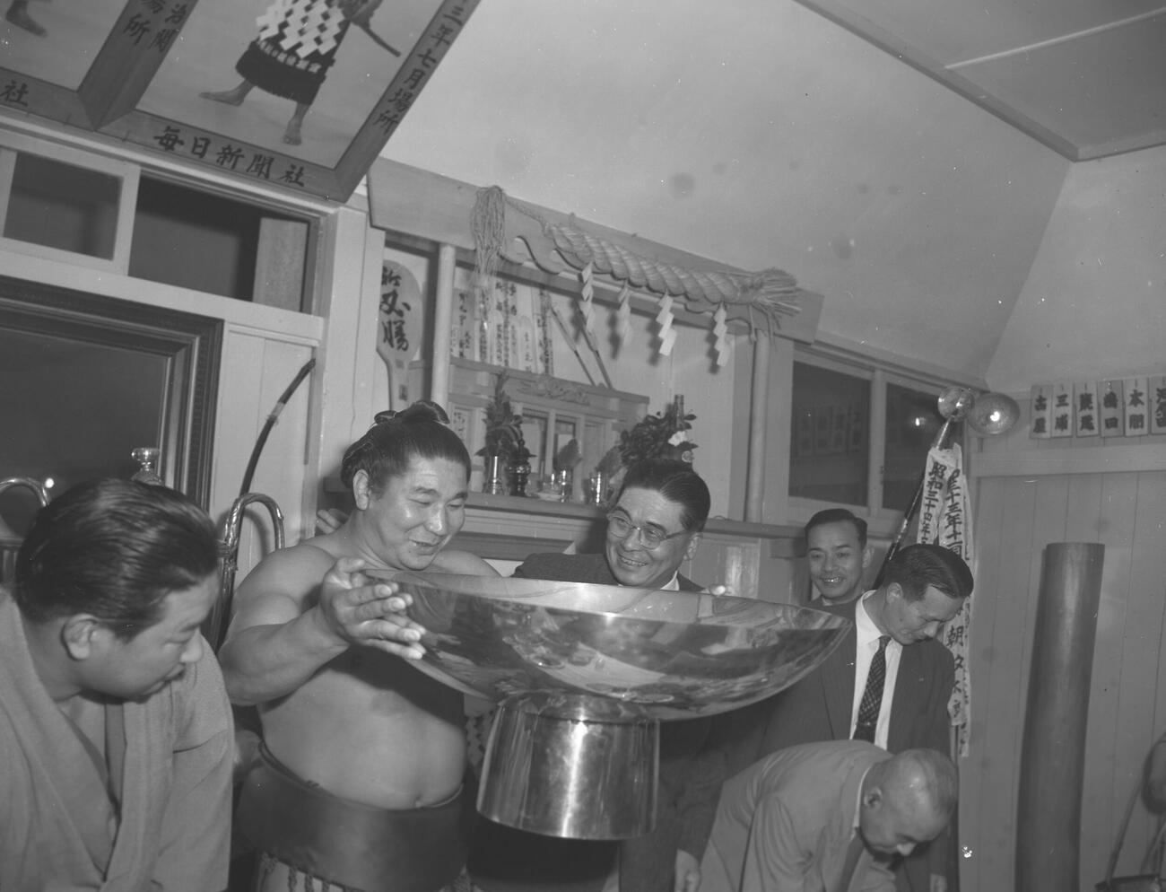 まわし姿のパレードで部屋に戻り、大銀杯に口を付ける横綱若乃花（59年5月17日撮影）