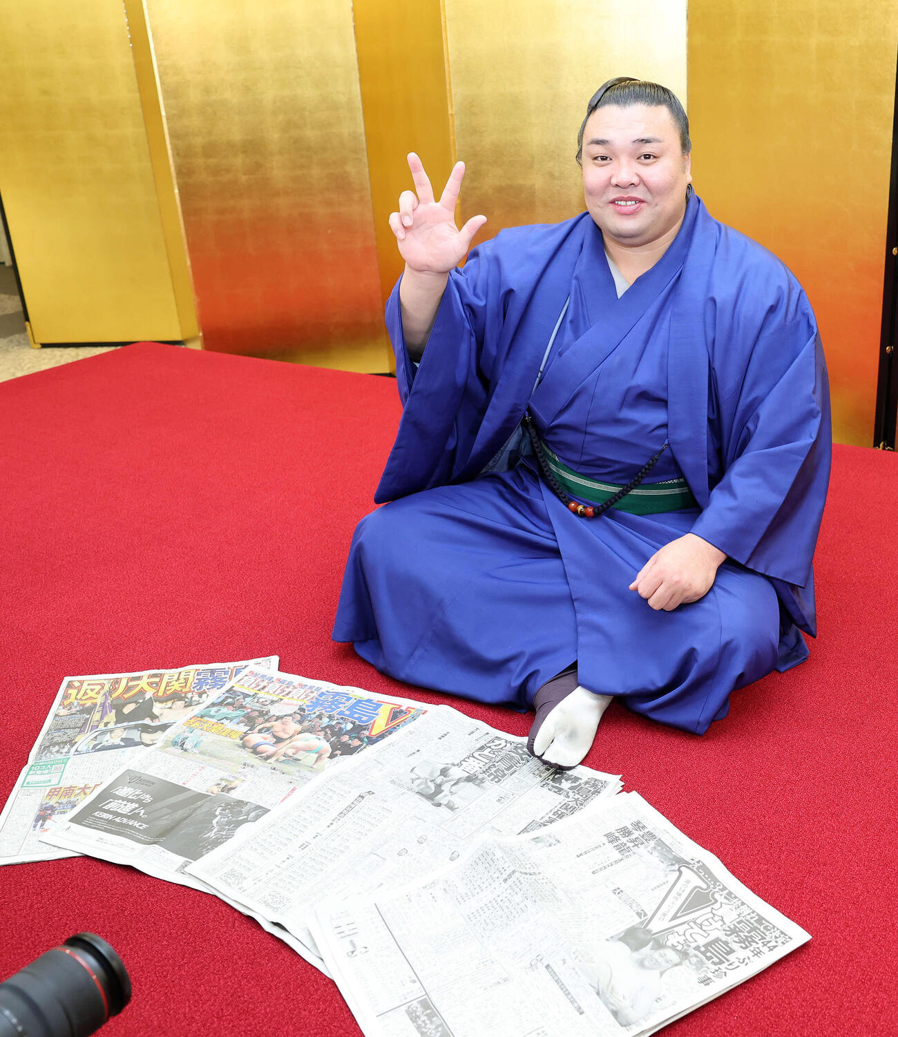 各紙を前に笑顔を見せる霧島（撮影・鈴木正人）　