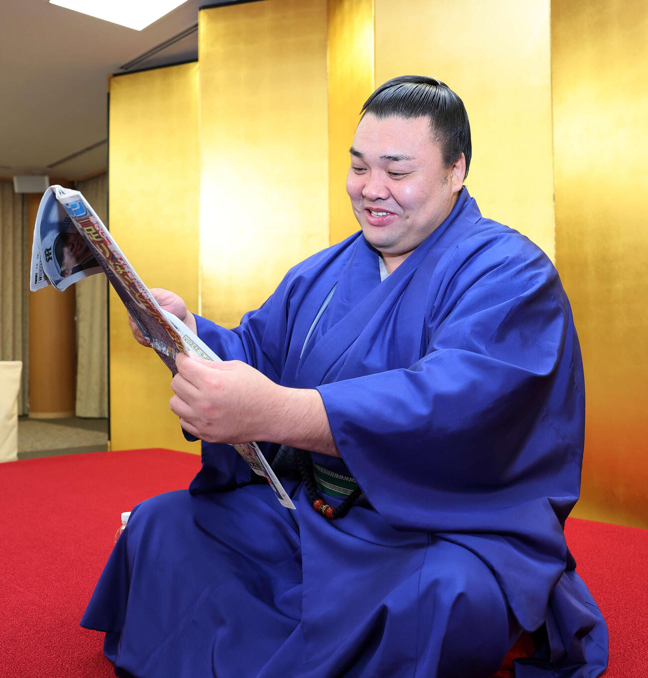 本紙を手に笑顔を見せる霧島（撮影・鈴木正人）　