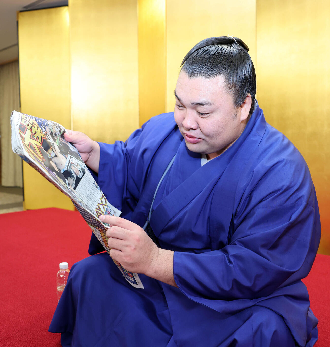 本紙を真剣な表情で読む霧島（撮影・鈴木正人）　