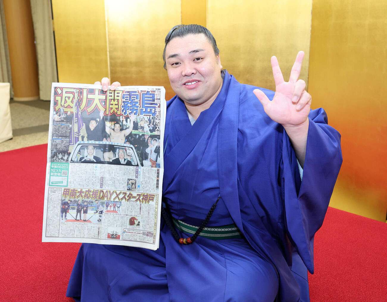 本紙を手に笑顔を見せる霧島（撮影・鈴木正人）　