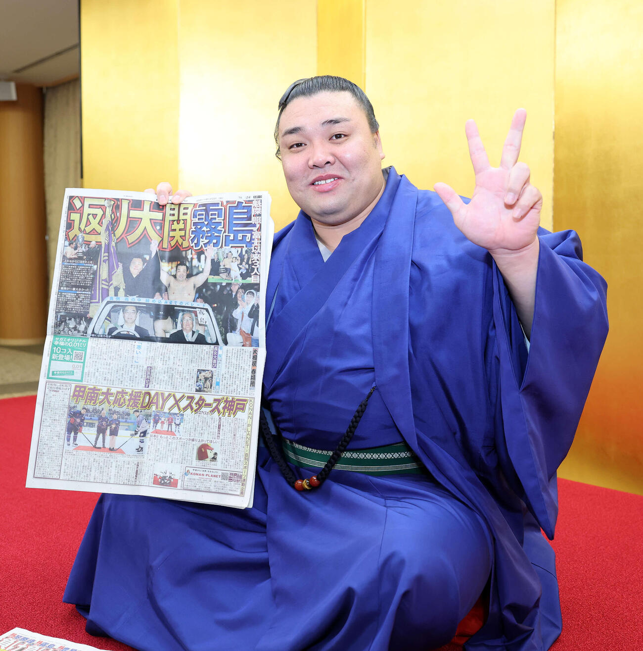本紙を手に笑顔を見せる霧島（撮影・鈴木正人）　