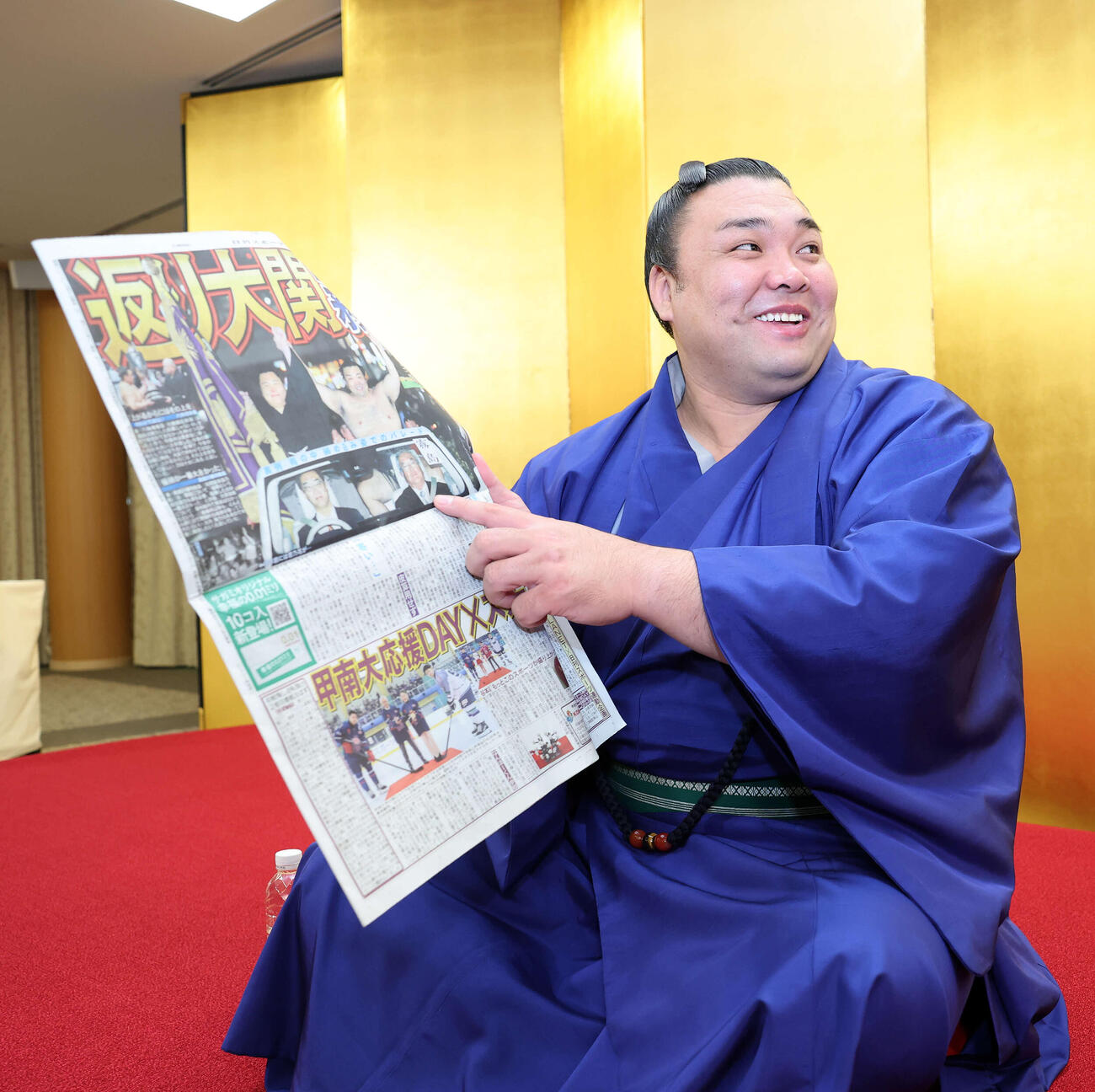 本紙を手に笑顔を見せる霧島（撮影・鈴木正人）　