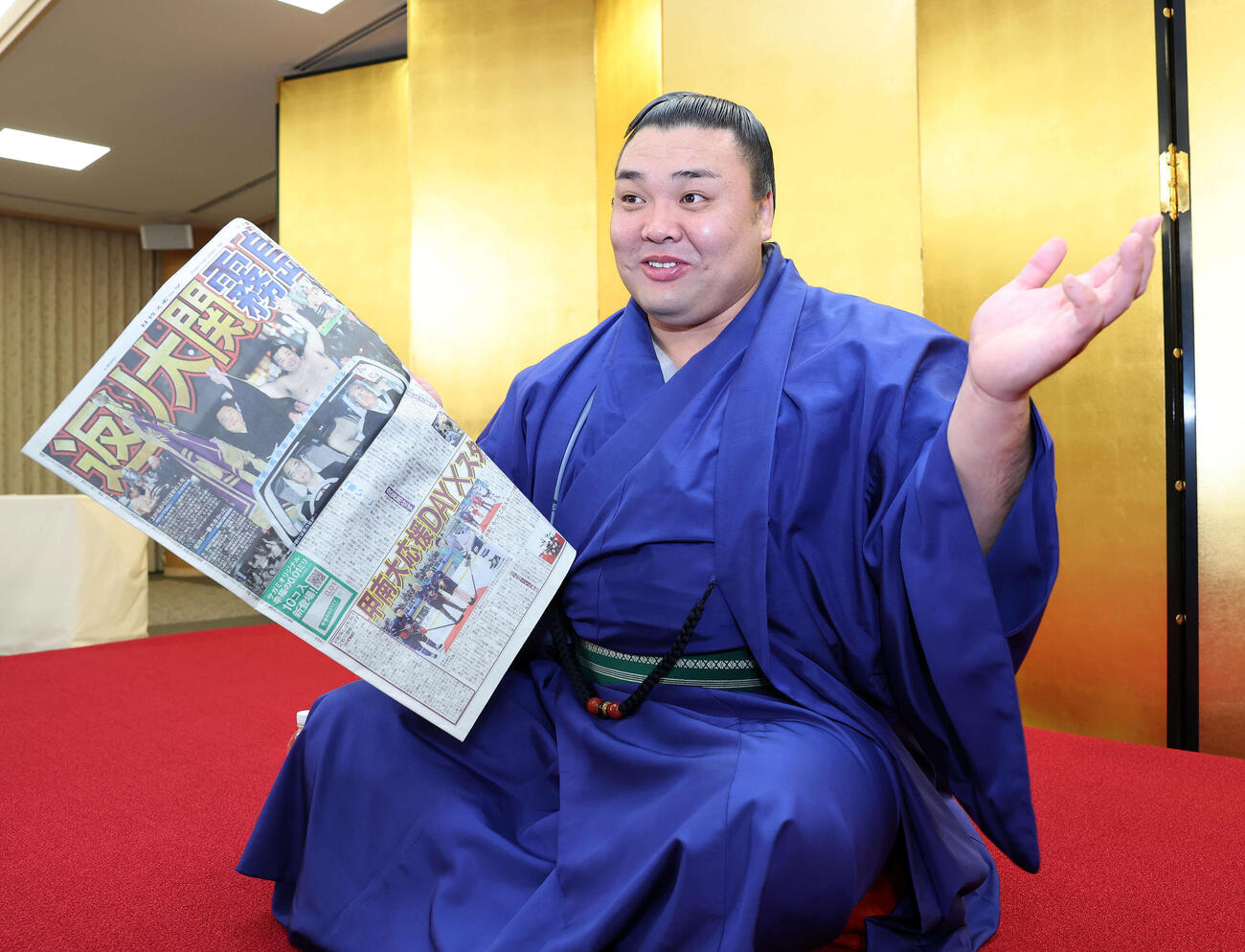 本紙を手に笑顔を見せる霧島（撮影・鈴木正人）　