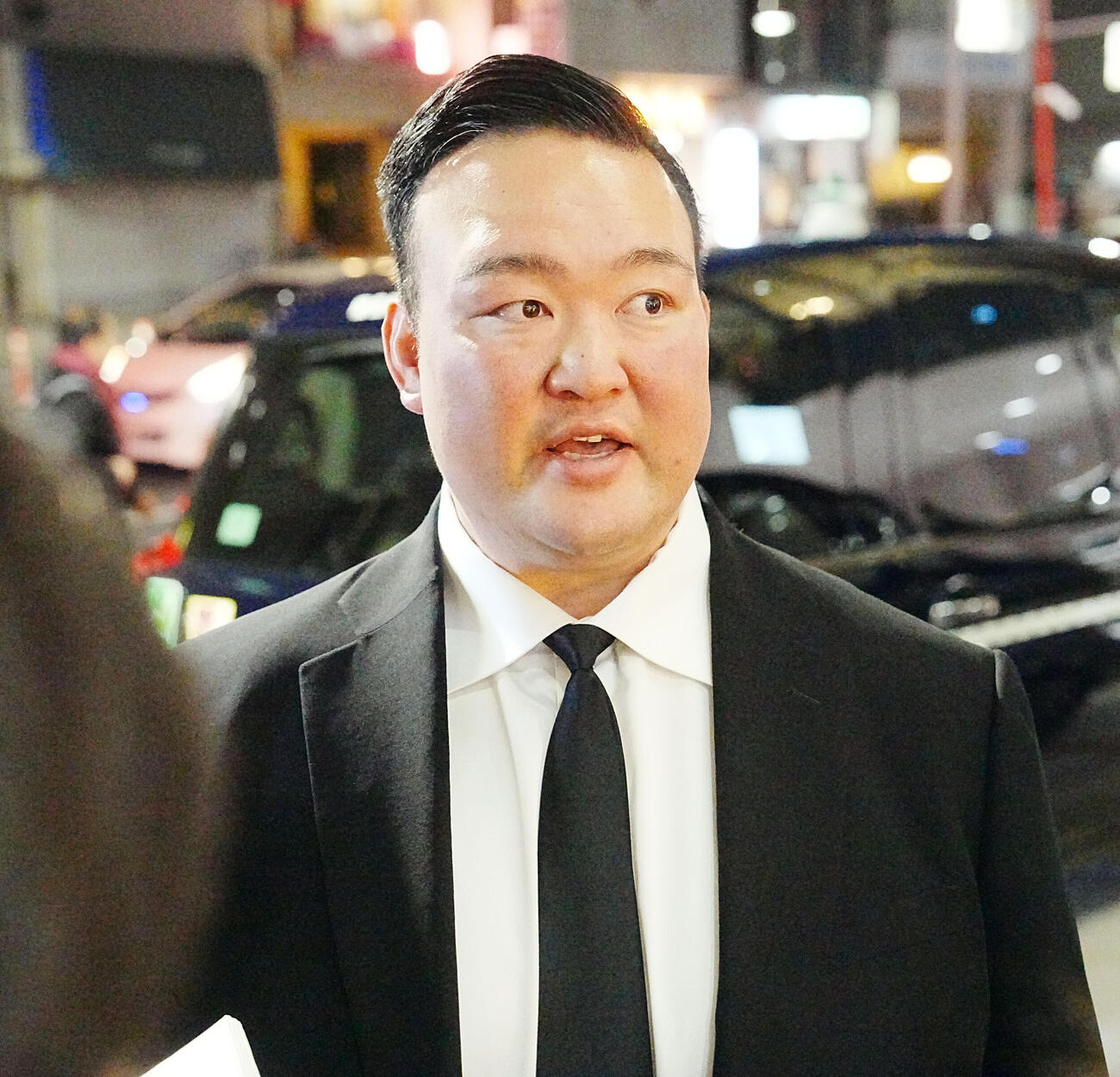 元大関若嶋津の日高六男さんの通夜に参列した二所ノ関親方（撮影・小沢裕）