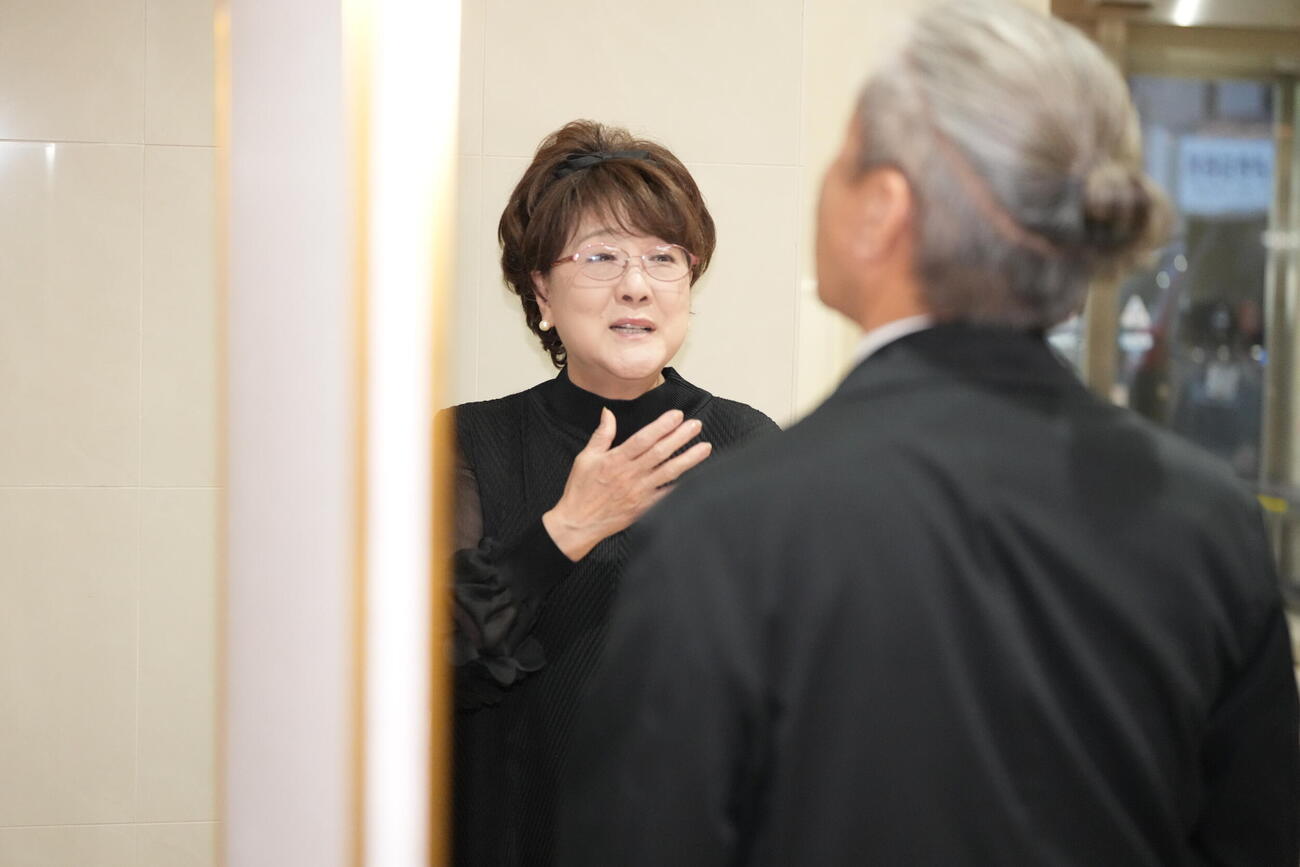 元大関若嶋津の日高六男さんの通夜に参列した川中美幸（撮影・小沢裕）
