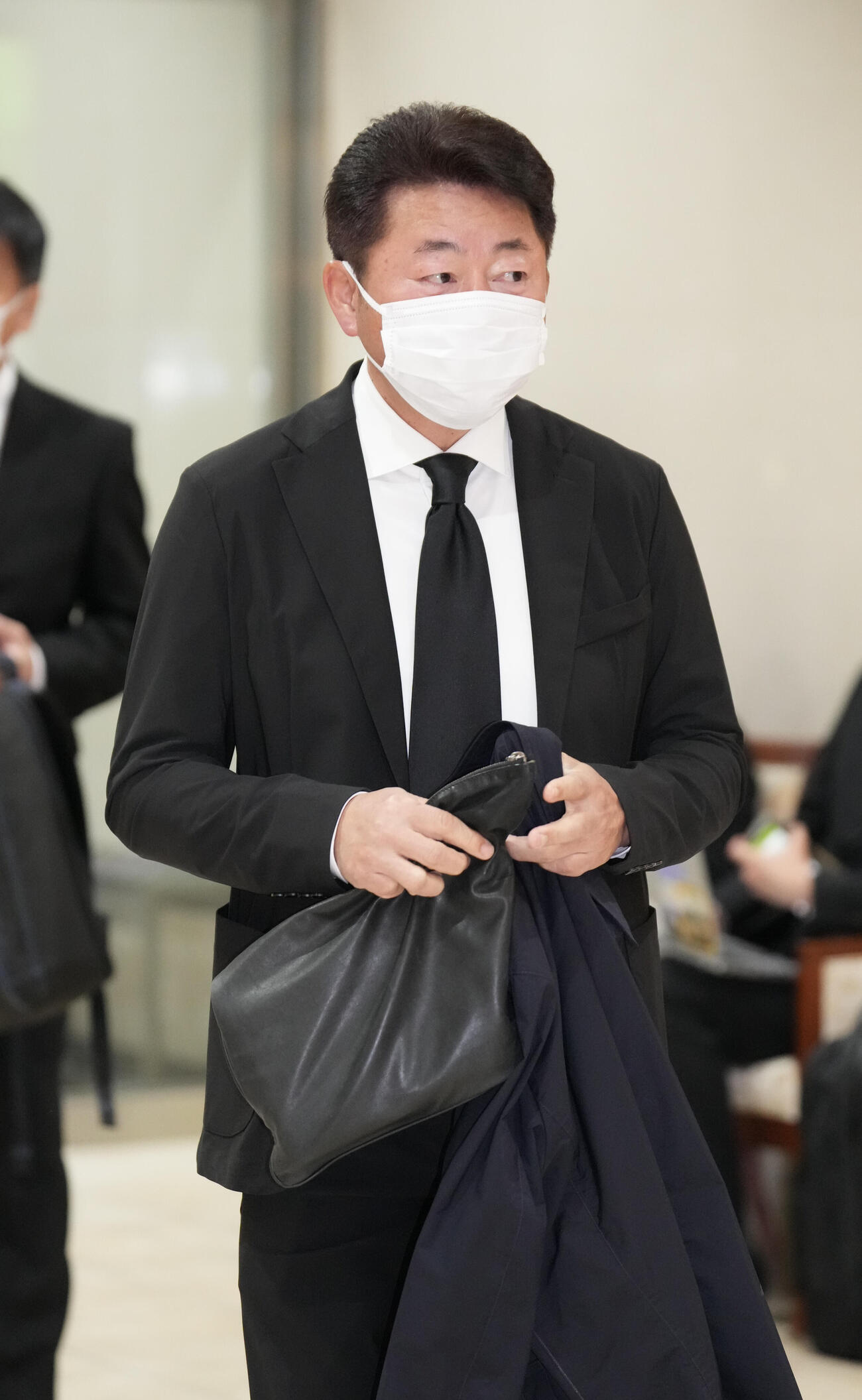 元大関若嶋津の日高六男さんの葬儀を弔問に訪れた舞の海秀平（撮影・小沢裕）