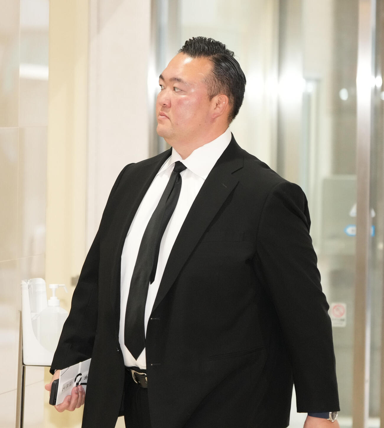 元大関若嶋津の日高六男さんの通夜に参列した二所ノ関親方（撮影・小沢裕）