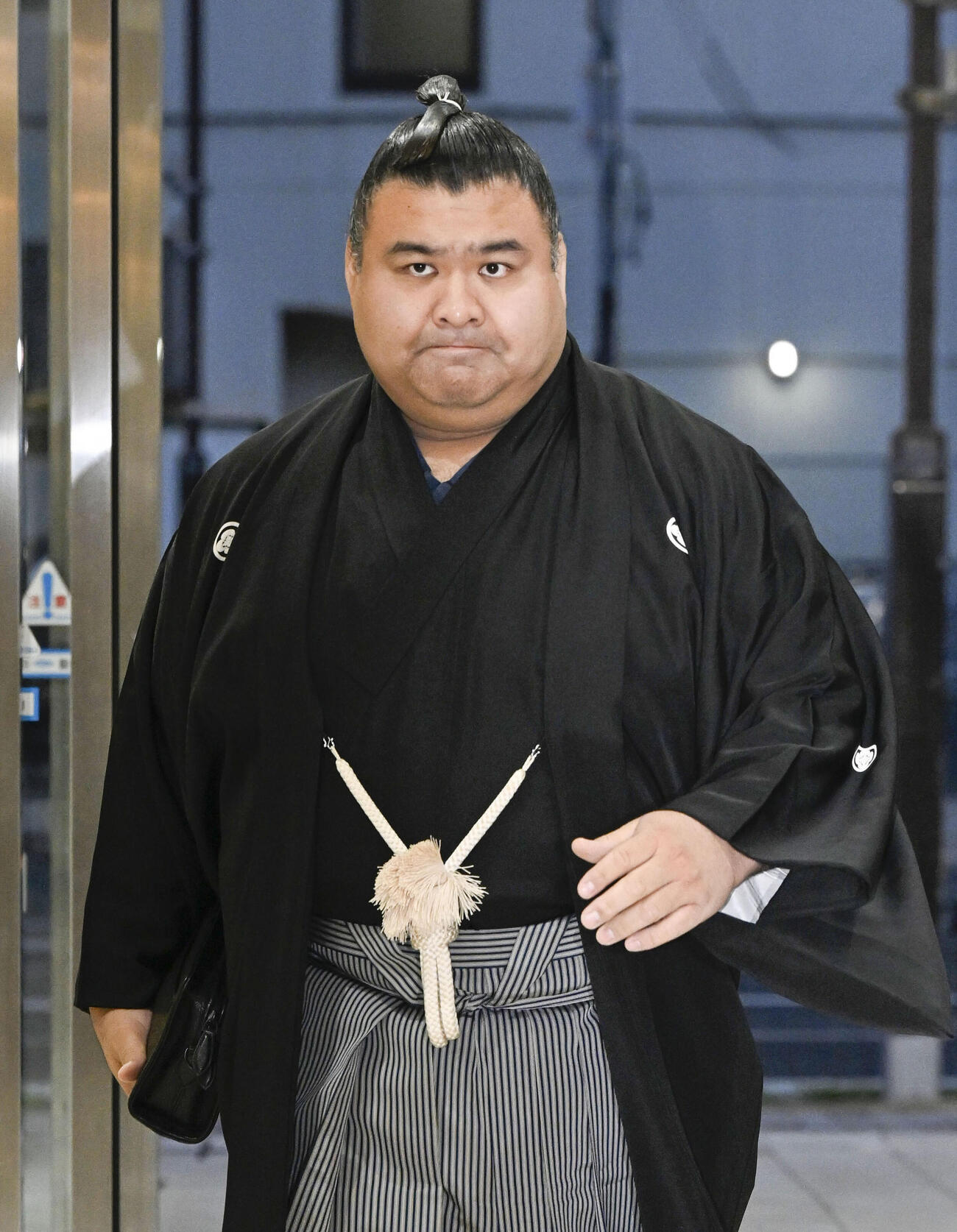 大相撲の元大関若嶋津、日高六男さんの通夜に訪れた関脇高安(共同)