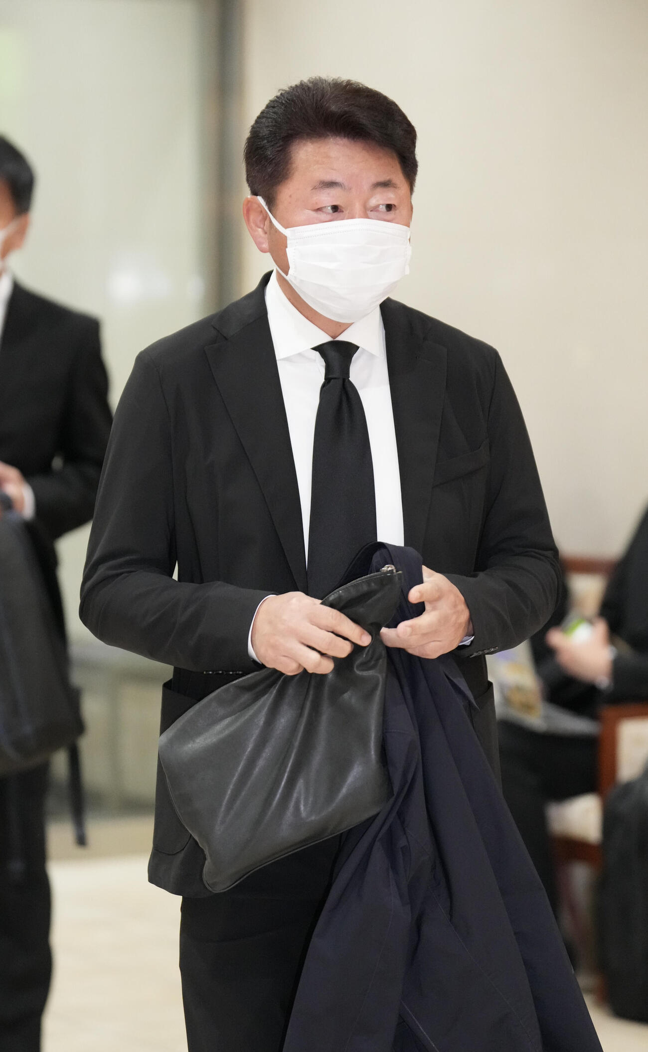 元大関若嶋津の日高六男さんの通夜を弔問に訪れた舞の海秀平（撮影・小沢裕）