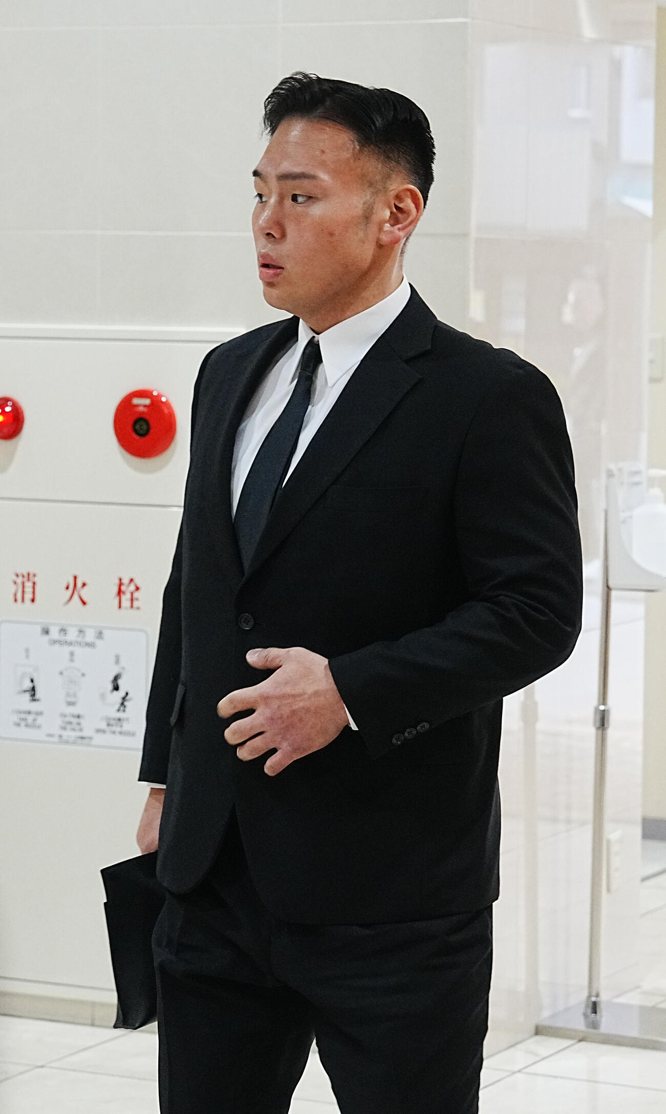 元大関若嶋津の日高六男さんの通夜を弔問に訪れた湊川親方（撮影・小沢裕）
