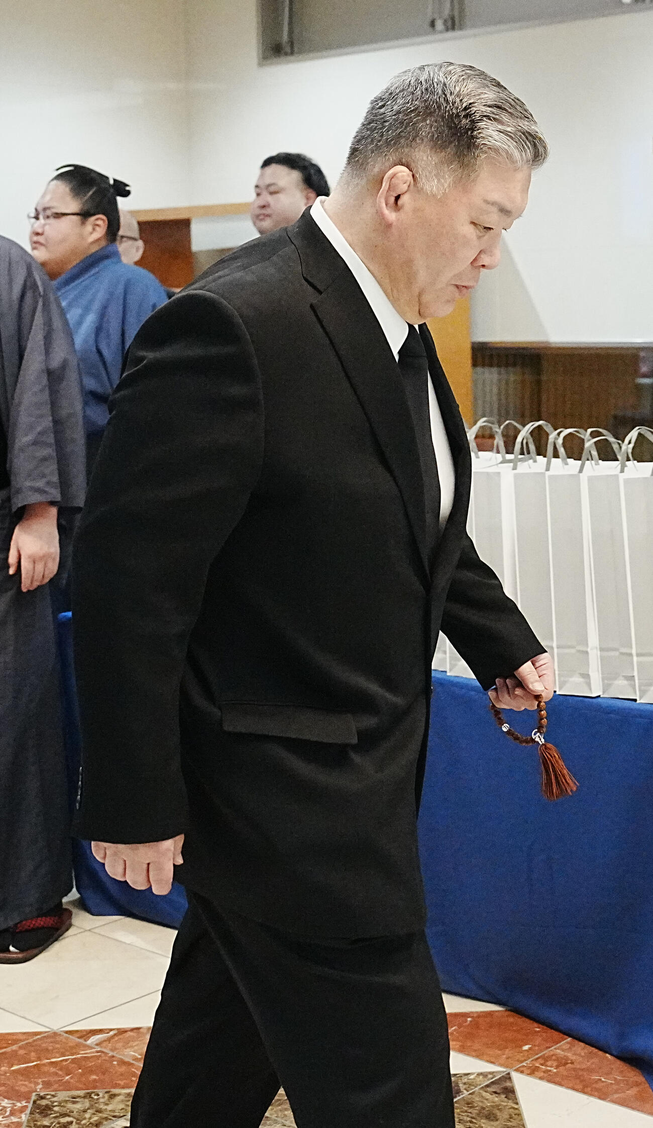 元大関若嶋津の日高六男さんの通夜に参列した高田川親方（撮影・小沢裕）