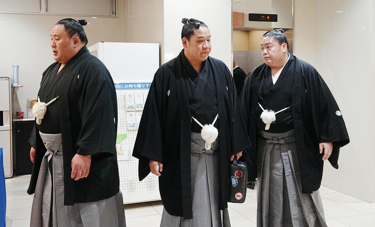 元大関若嶋津の日高六男さんの通夜を弔問に訪れた、左から玉鷲、玉正鳳、一山本（撮影・小沢裕）