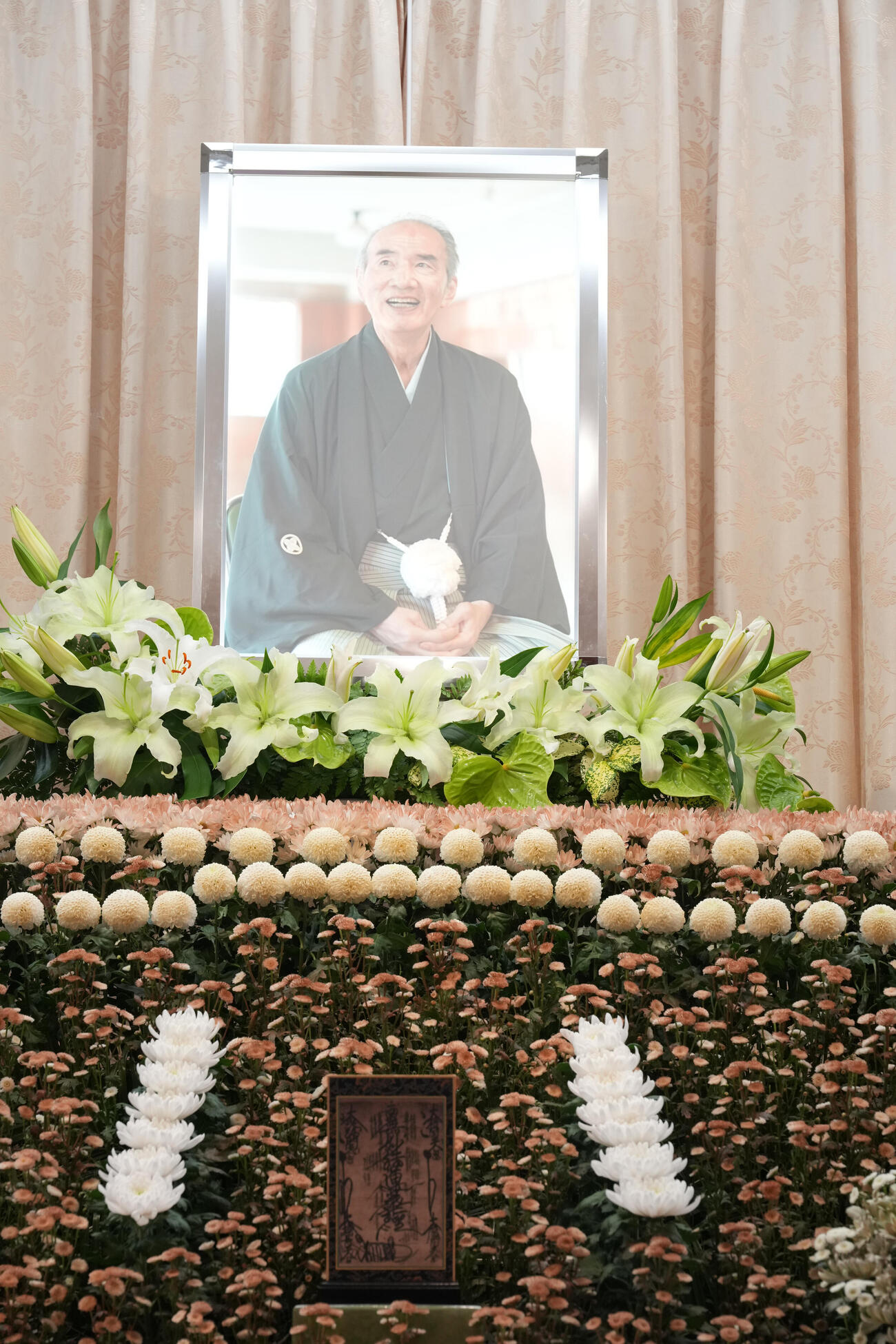 元大関若嶋津の日高六男さんの通夜で祭壇に飾られた笑顔の遺影（撮影・小沢裕）