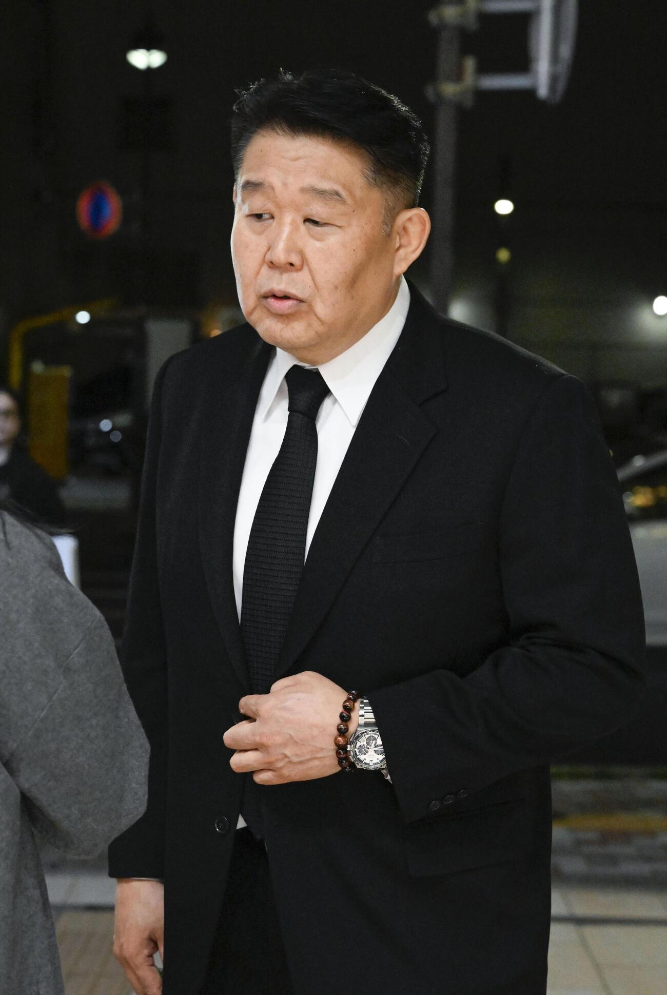 大相撲の元大関若嶋津、日高六男さんの通夜に訪れた花田虎上さん(共同)