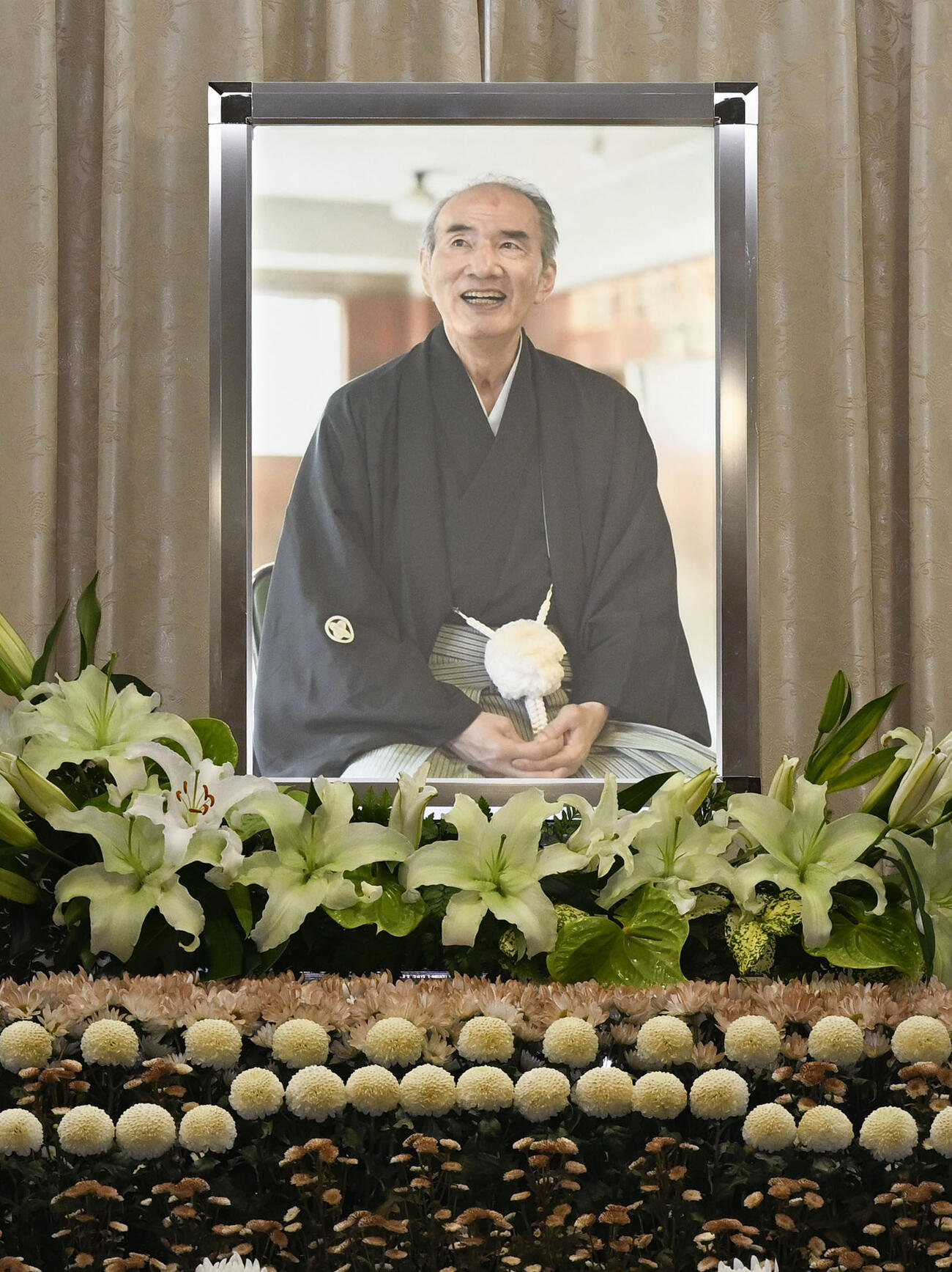 大相撲元大関若嶋津、日高六男さんの通夜で祭壇に飾られた遺影(共同)