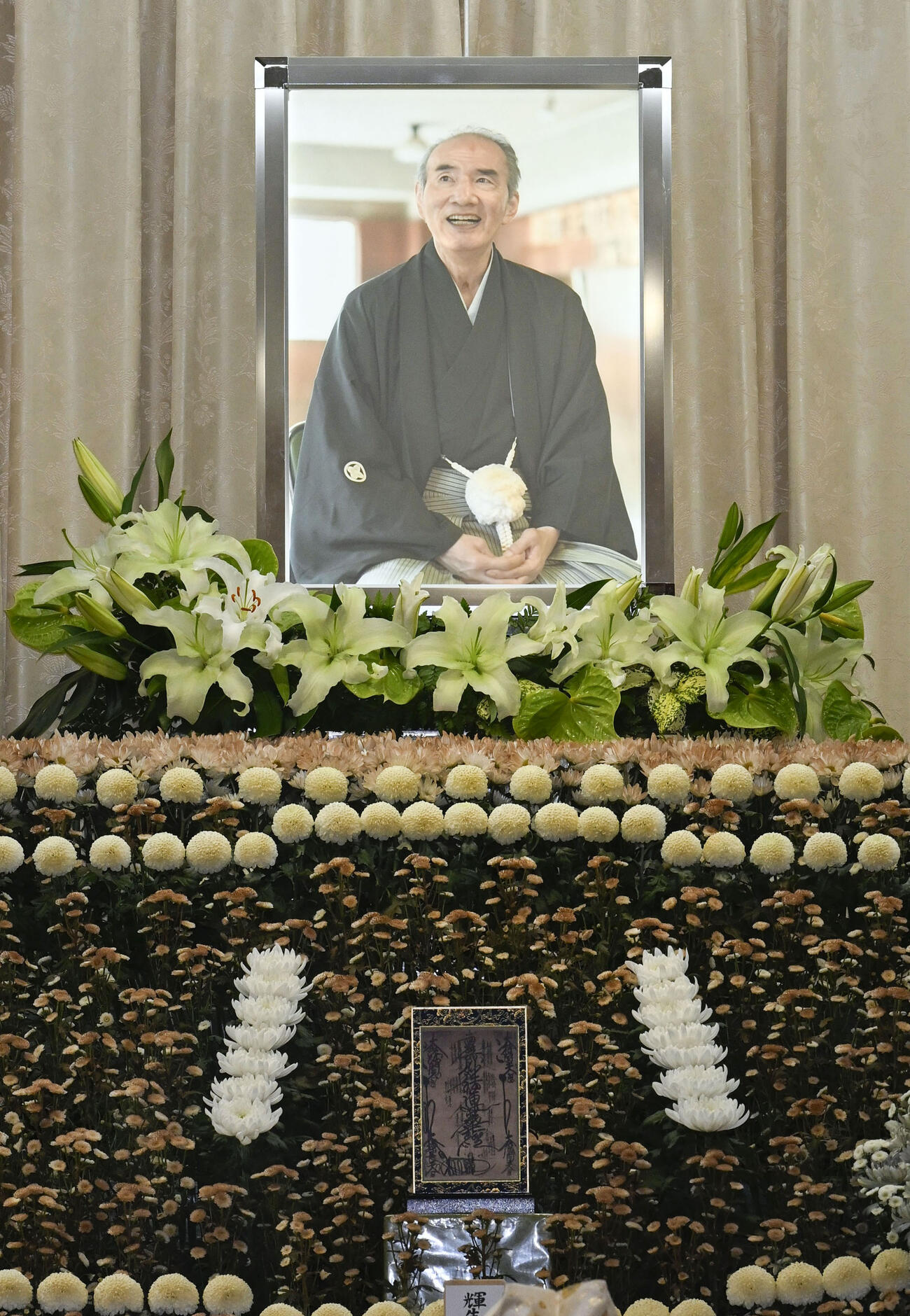 大相撲元大関若嶋津、日高六男さんの通夜で祭壇に飾られた遺影(共同)