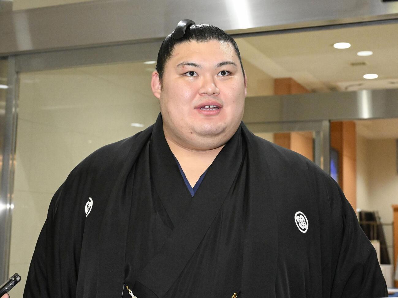 大相撲の元大関若嶋津、日高六男さんの通夜に訪れた横綱大の里(共同)
