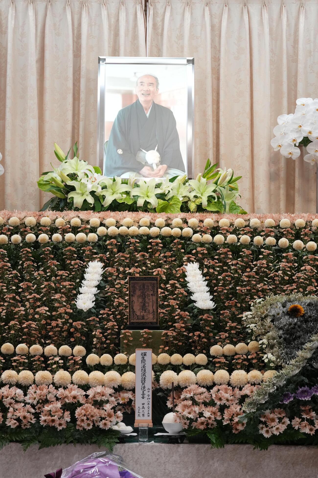 元大関若嶋津の日高六男さんの通夜で祭壇に飾られた笑顔の遺影（撮影・小沢裕）